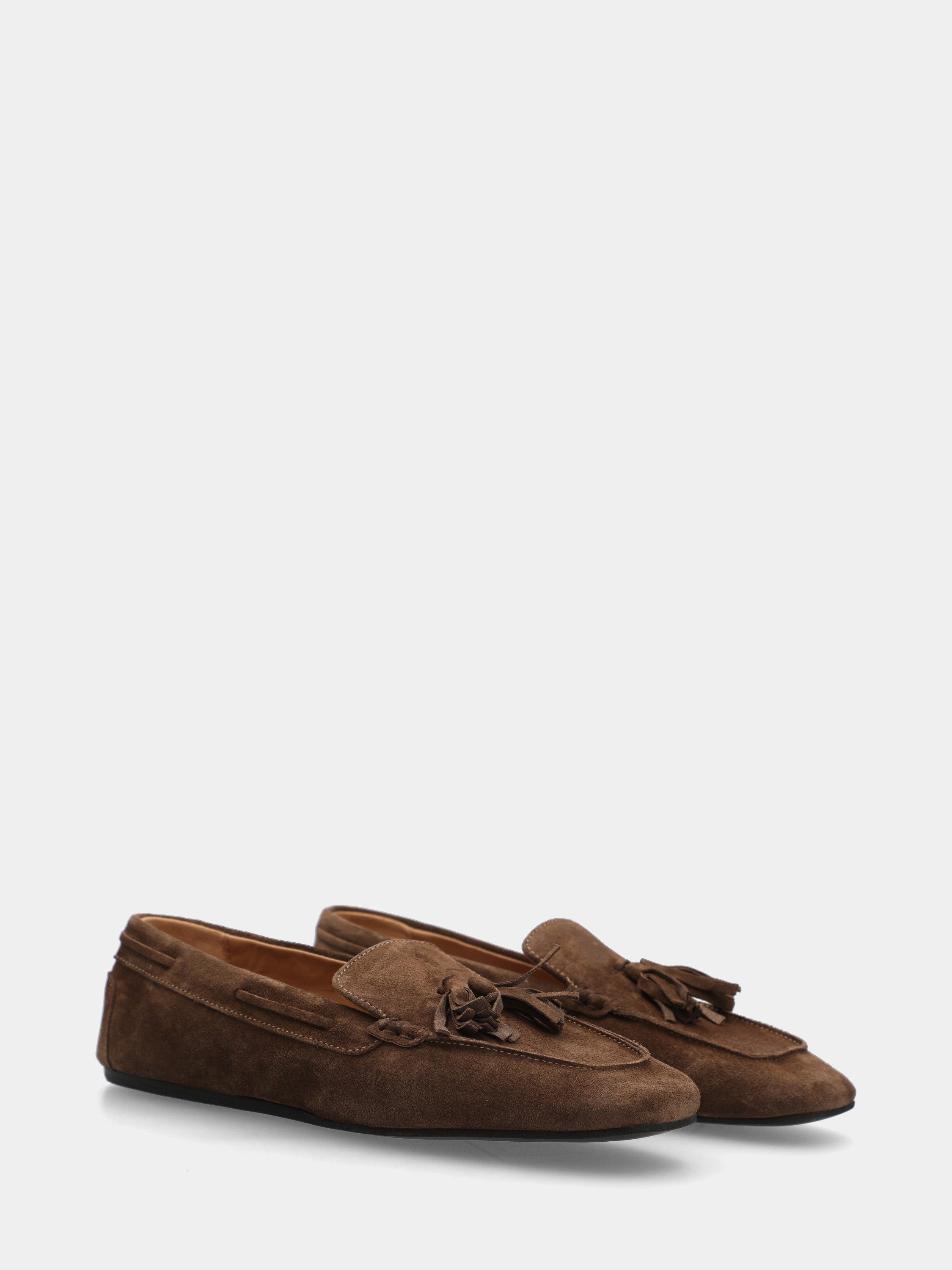 Mocassino in velour testa di moro con nappine e punta quadrata stondata