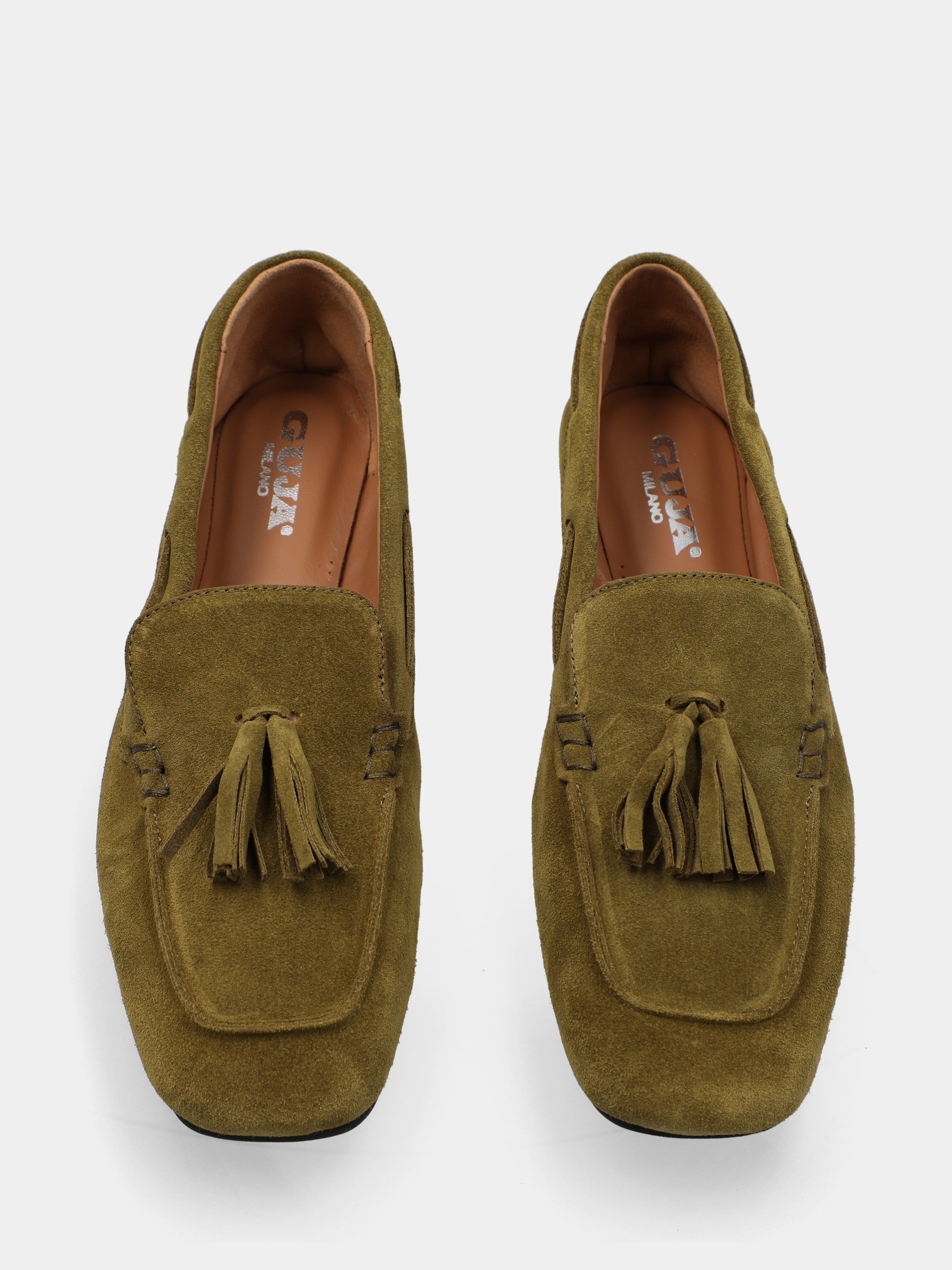 Mocassino in velour verde con nappine e punta quadrata stondata