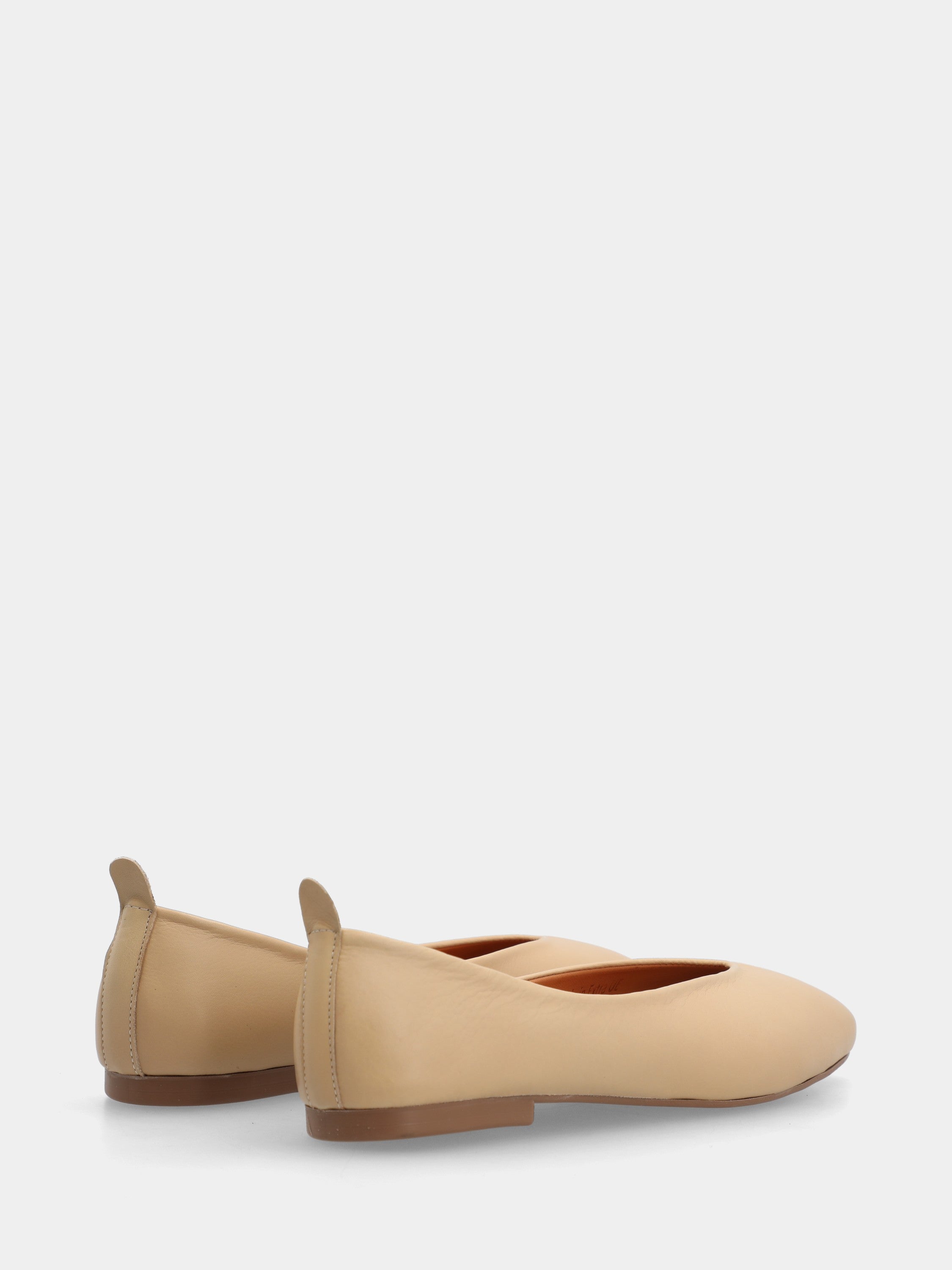 Ballerina in vitello beige con scollo a uovo