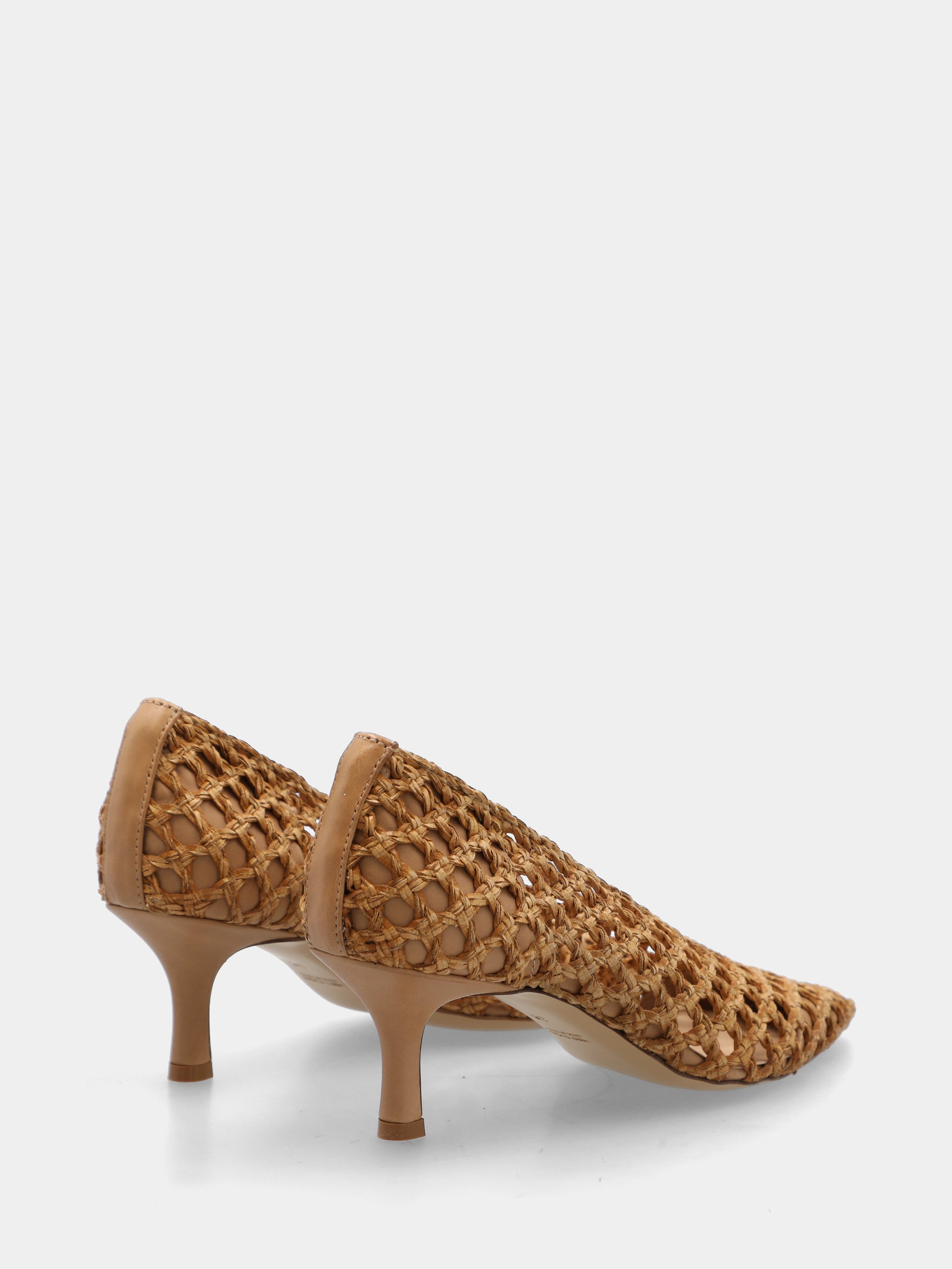 Décolleté in raffia beige con punta sfilata