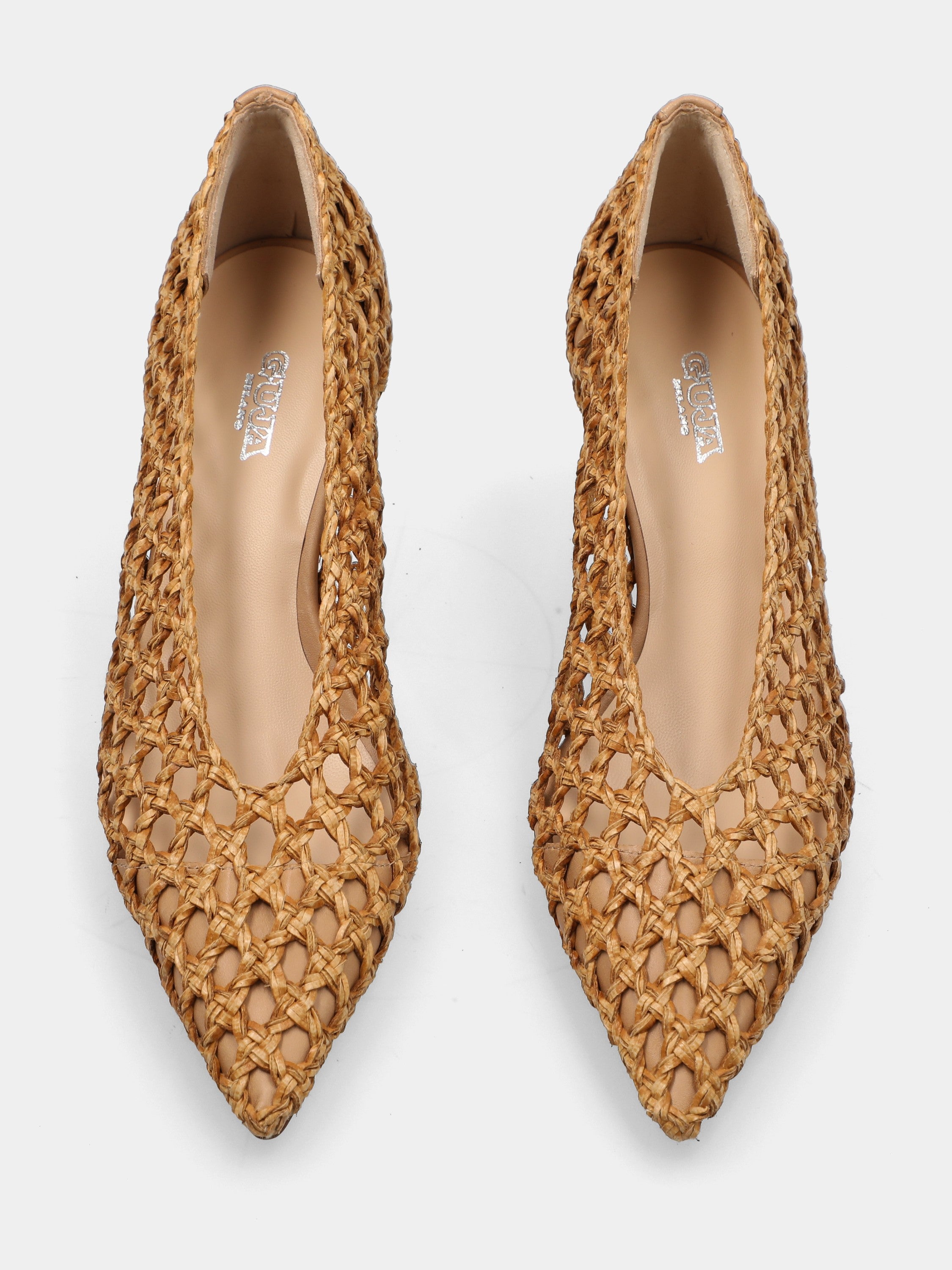 Décolleté in raffia beige con punta sfilata