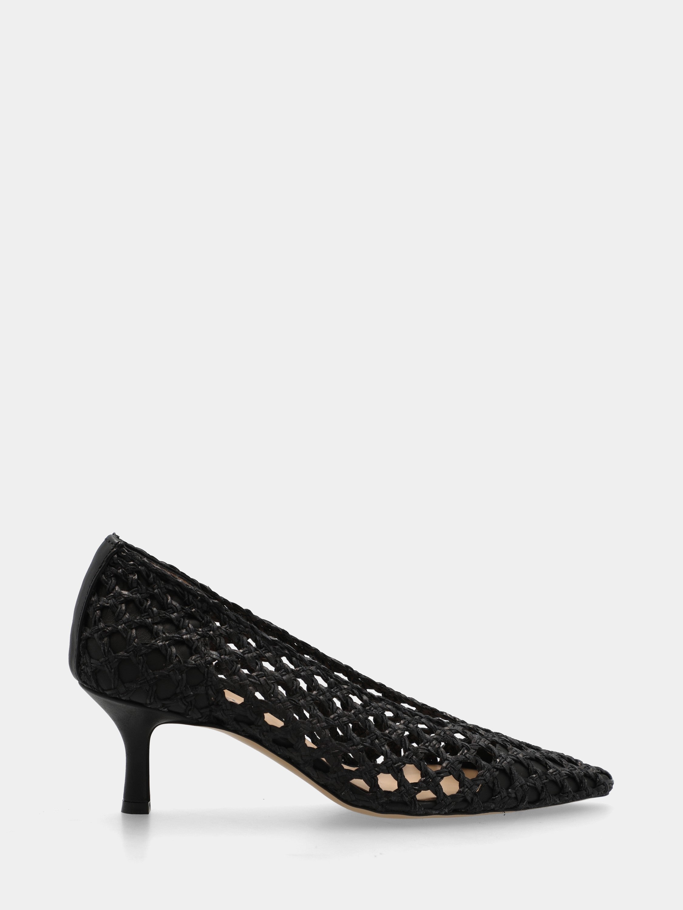 Décolleté in raffia nera con punta sfilata