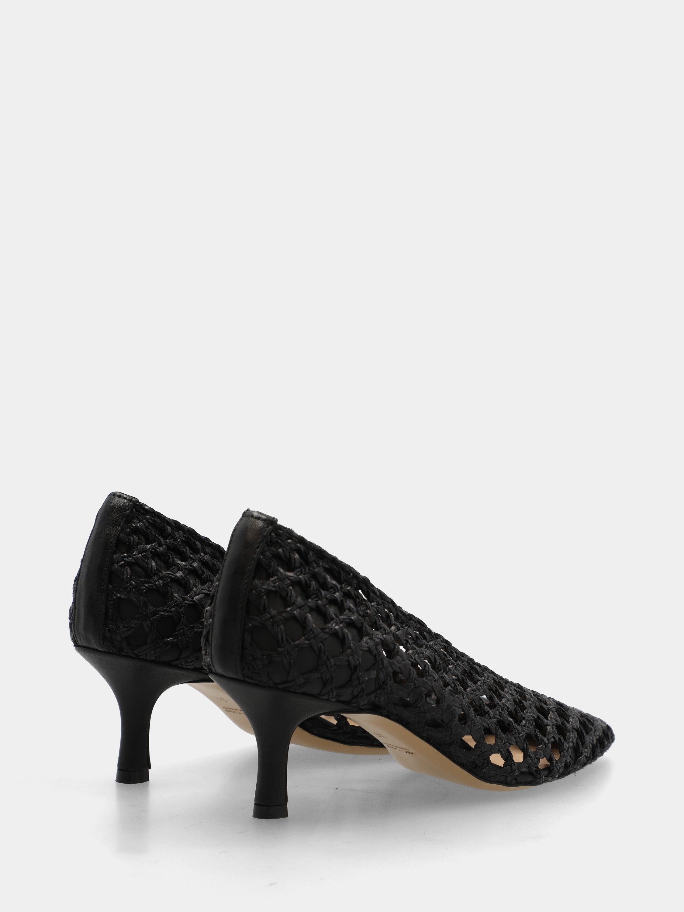 Décolleté in raffia nera con punta sfilata