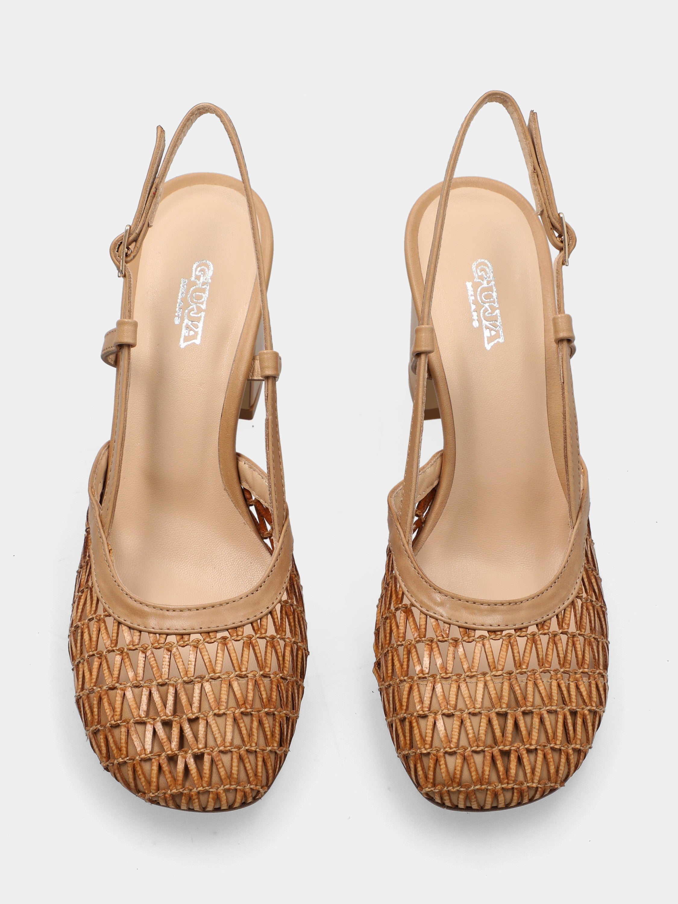 Slingback aus senfgelber Raffia mit breitem Absatz und Flechtmuster