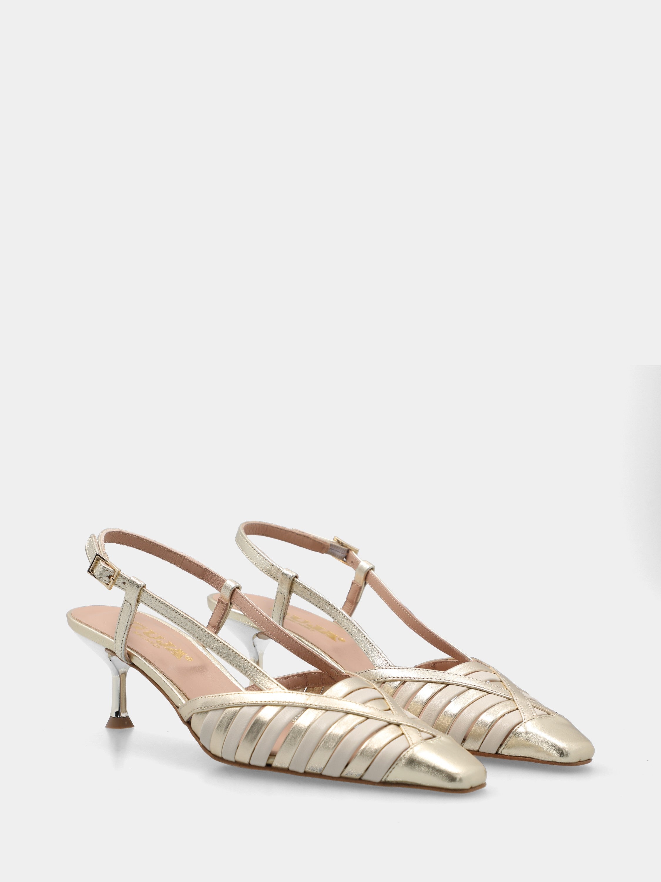 Slingback aus platinfarbenem Lackleder und Butter mit Kelchabsatz