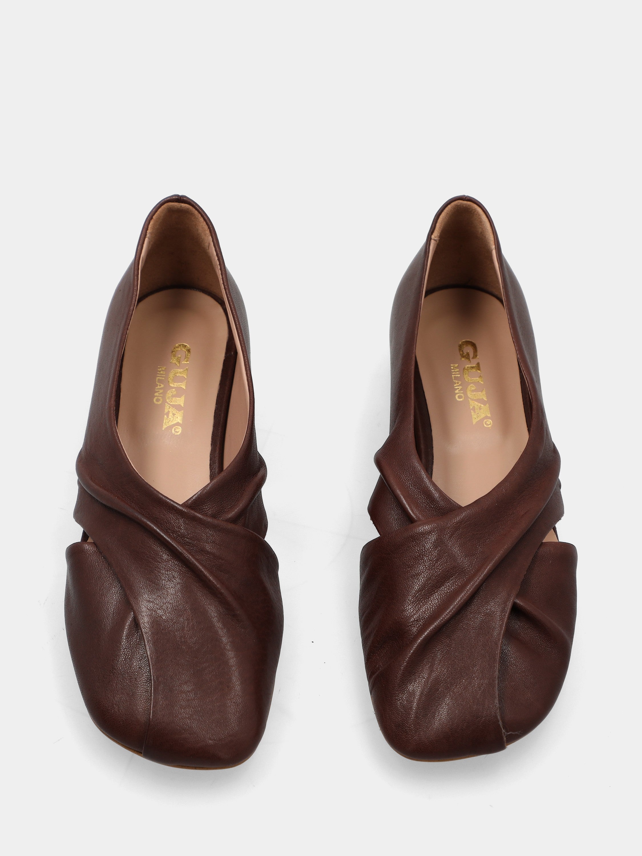 Ballerina aus Nappaleder in Dunkelbraun mit asymmetrischer quadratischer Spitze