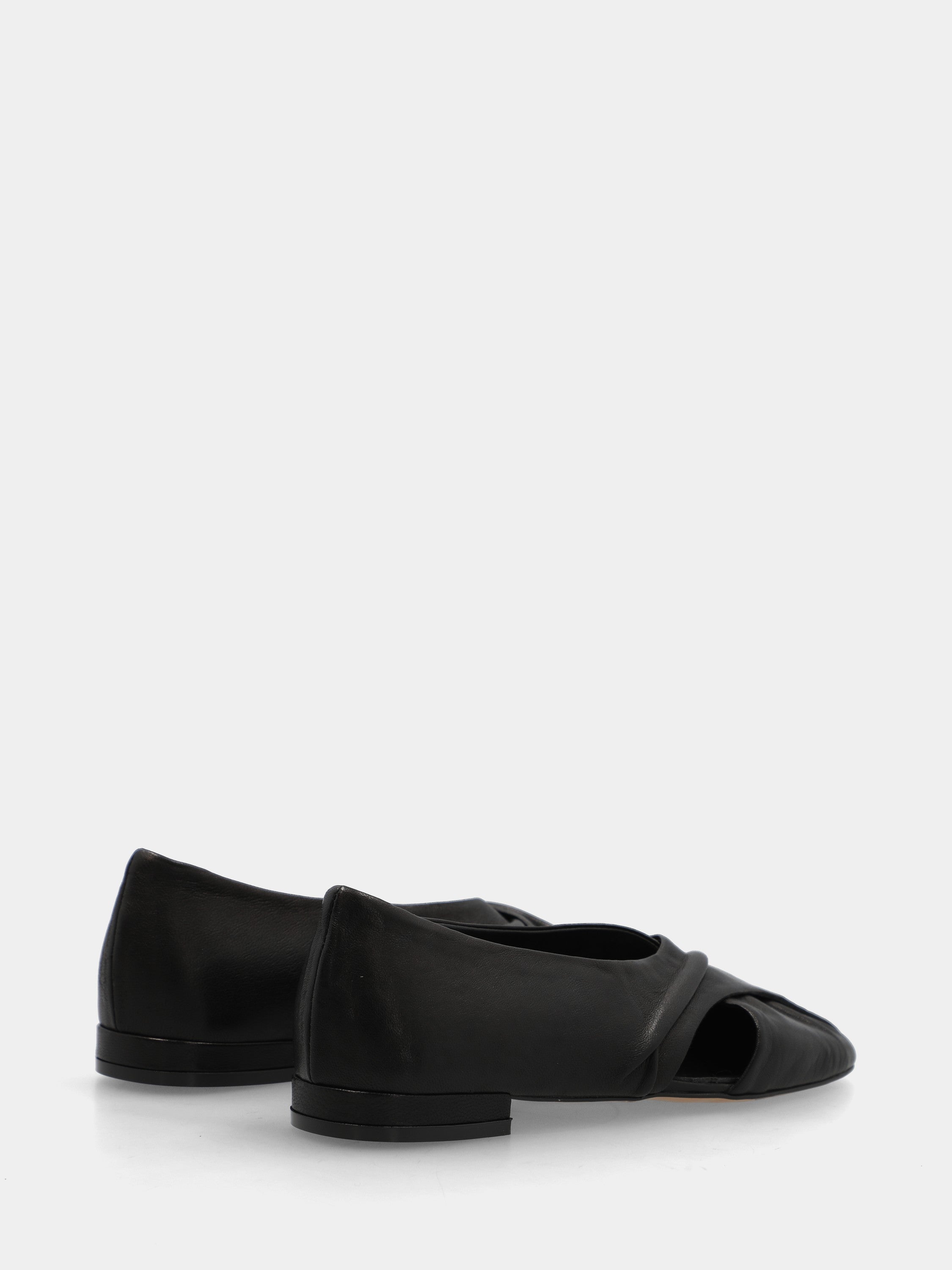 Ballerina in nappa nera con punta quadrata asimmetrica