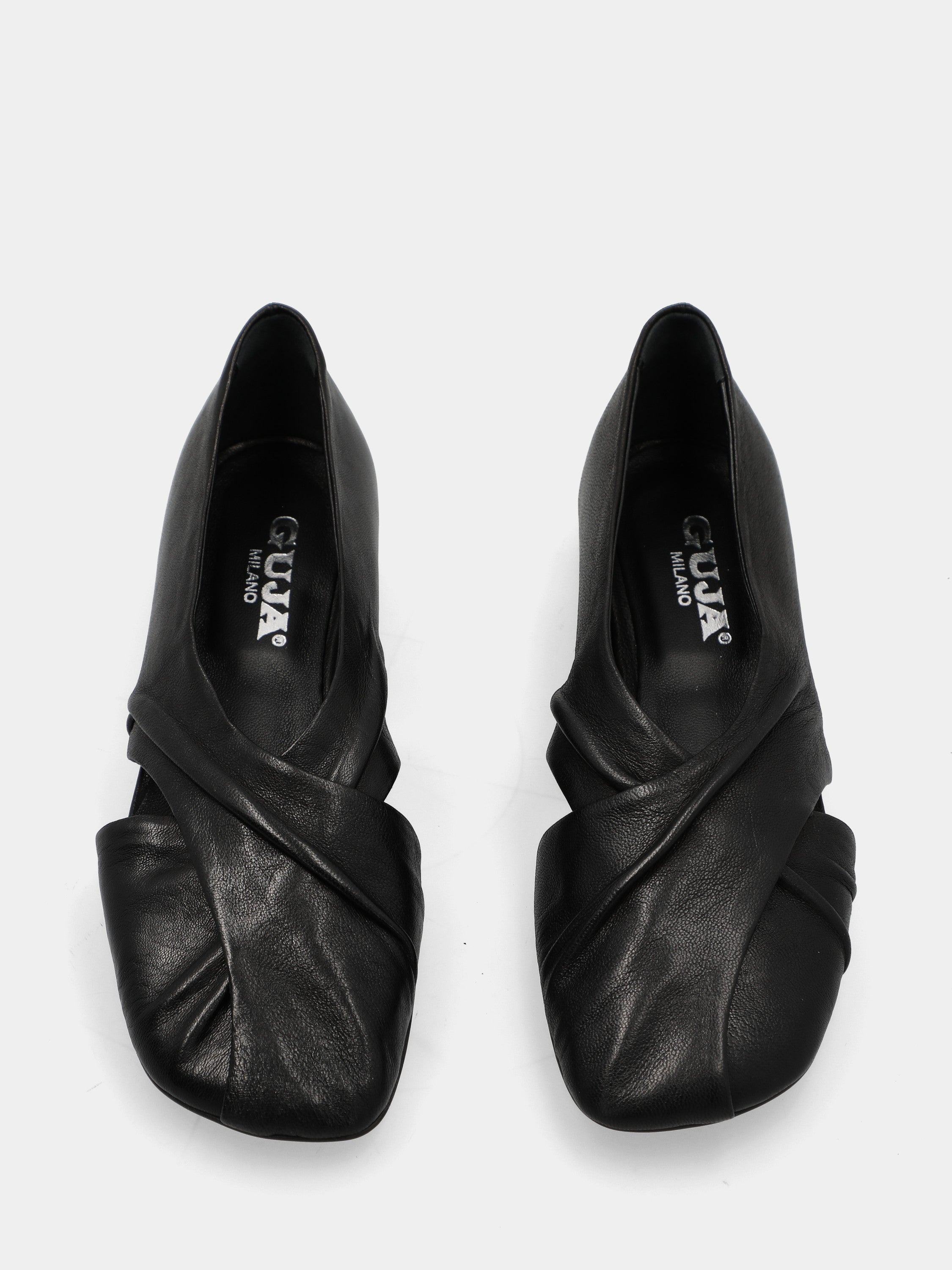 Ballerina in nappa nera con punta quadrata asimmetrica