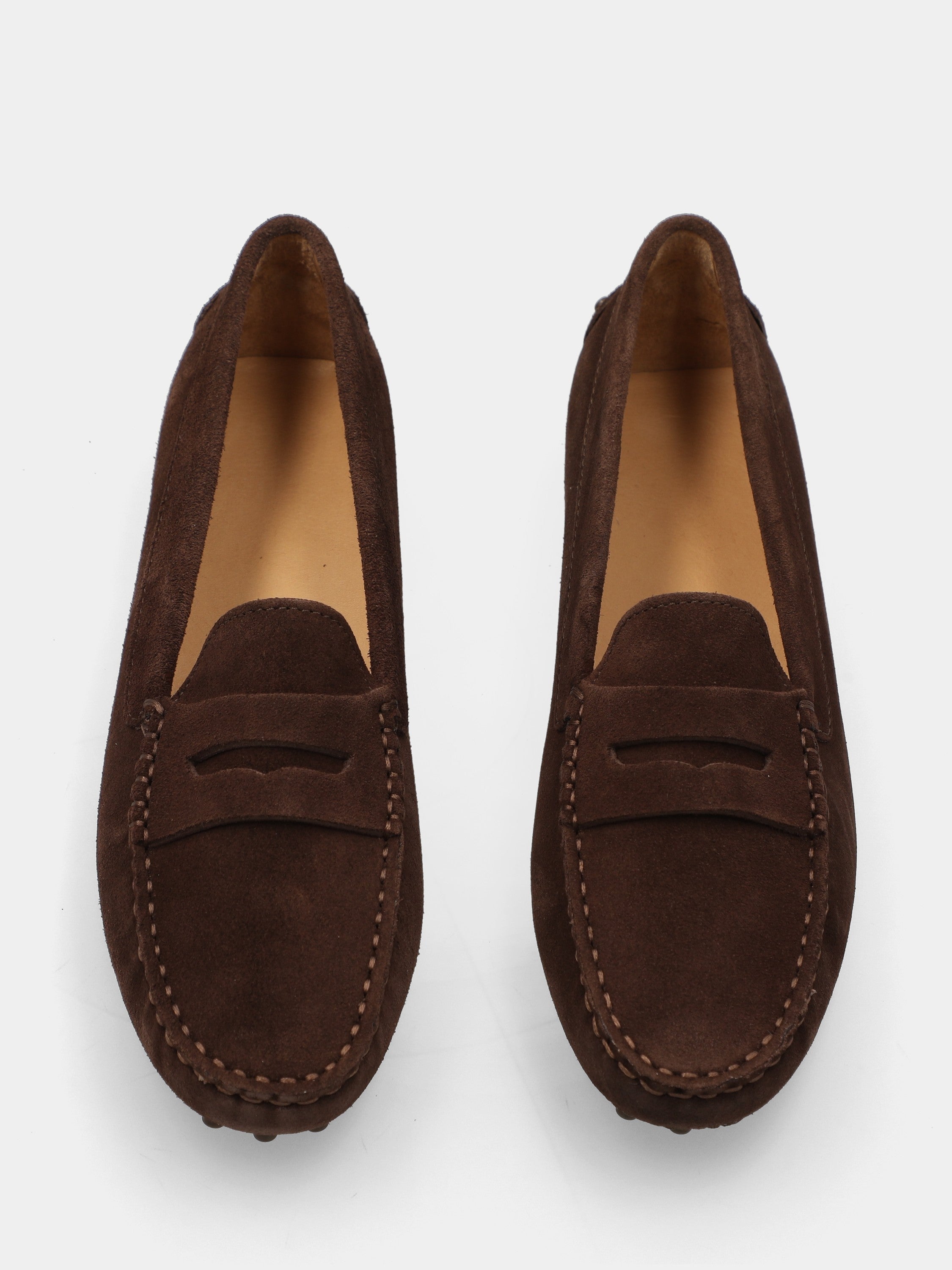 Flat moccasin in dark brown suede with dotted sole