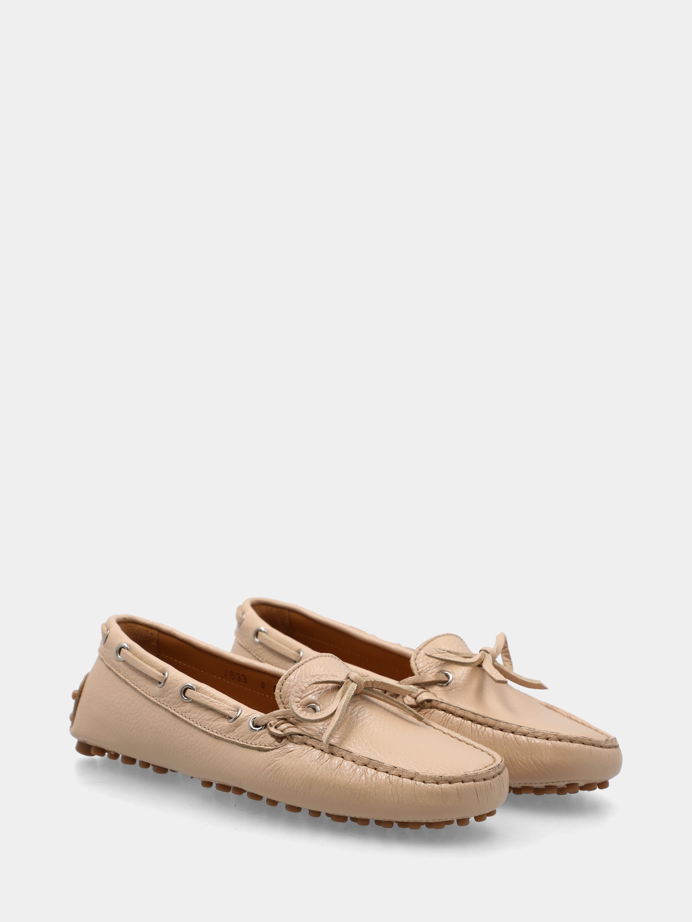 Mocassino in vitello beige con fondo a pallini e laccio in cuoietto