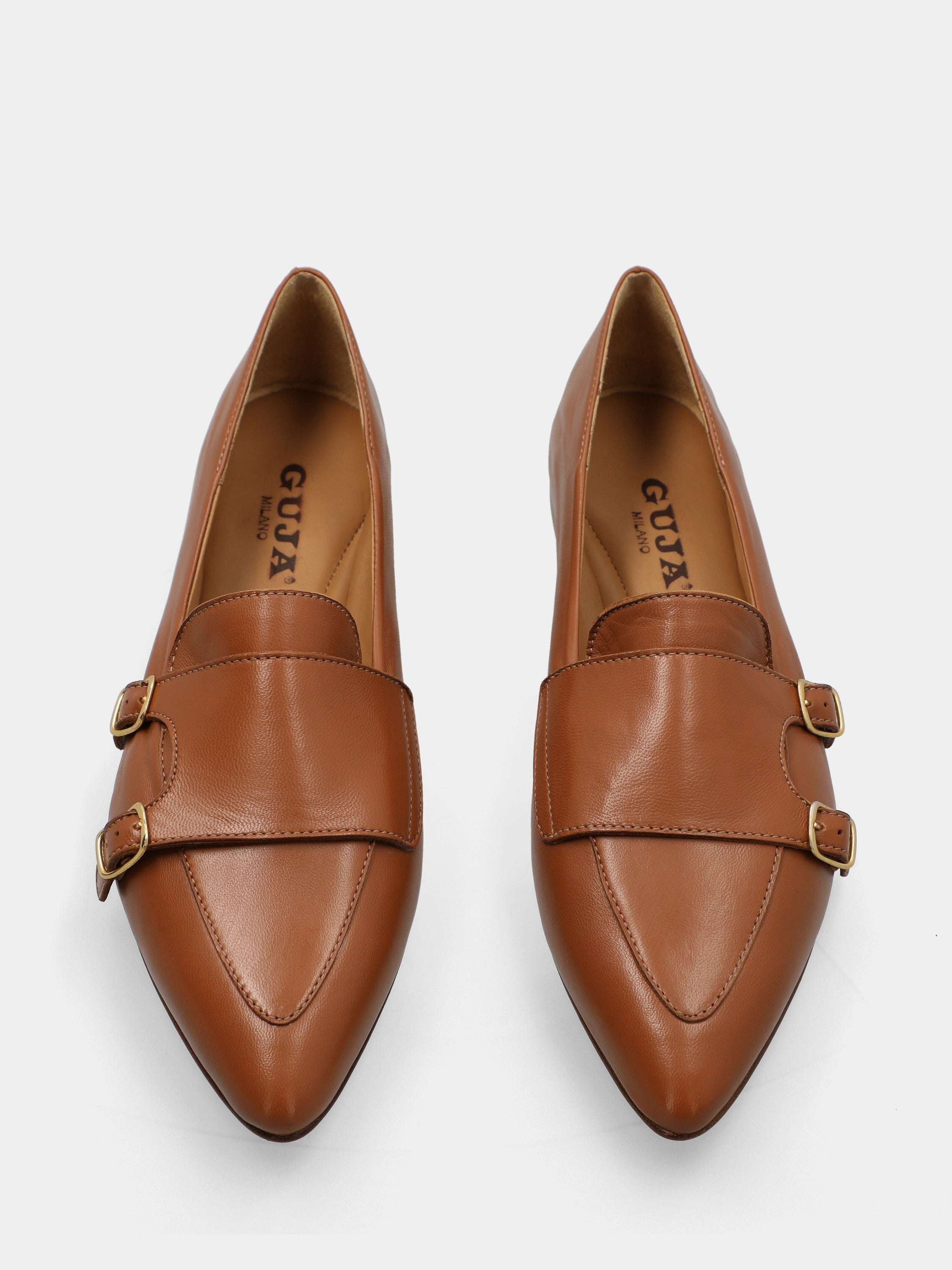 Mocassino in vitello color cuoio con lavorazione a sacchetto e doppie fibbie