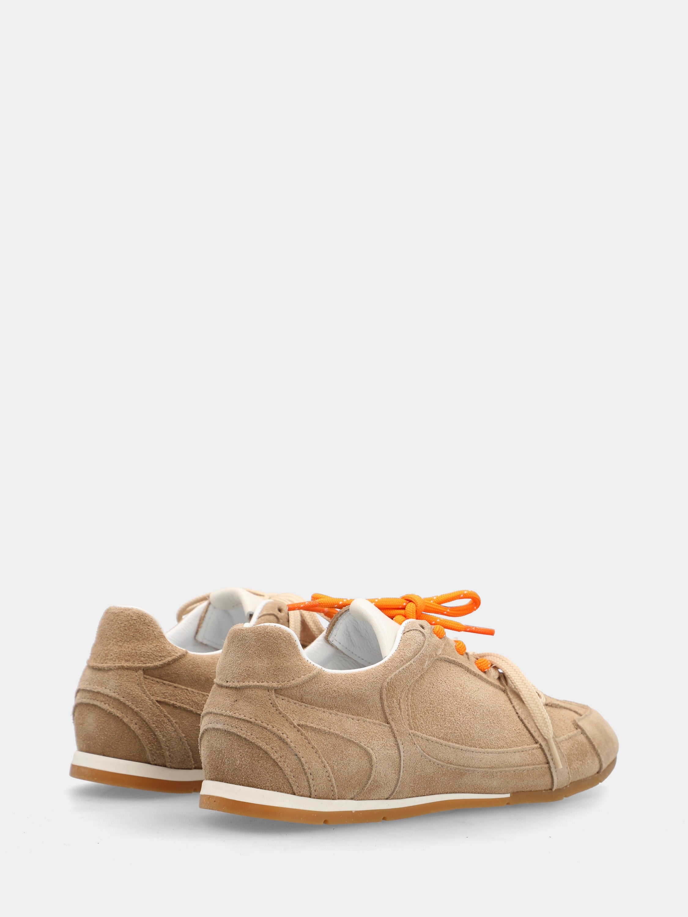 Flache Sneaker aus beigem Velours mit doppelt farbigen Schnürsenkeln