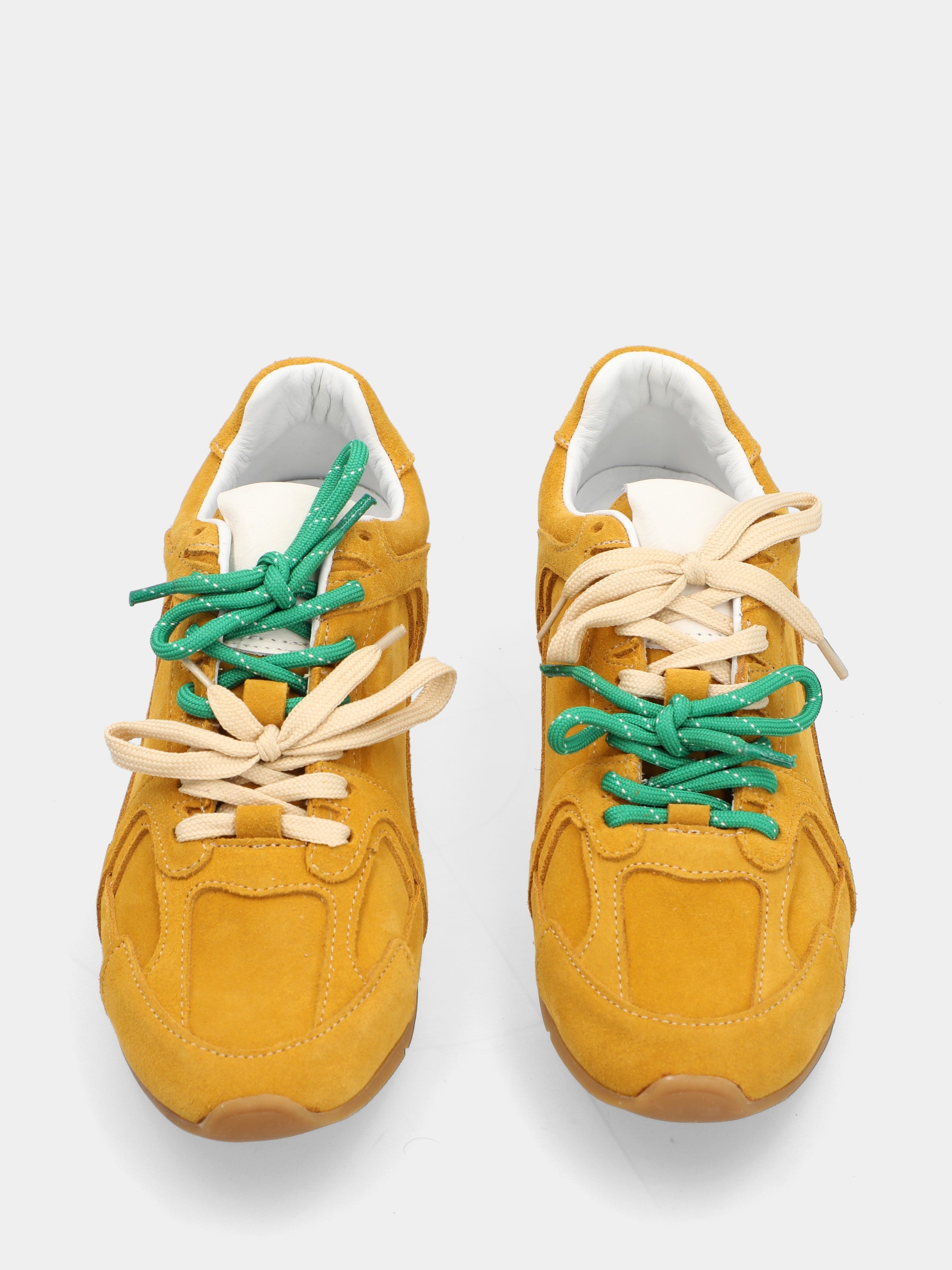 Flache Sneaker aus gelbem Velours mit doppelten zweifarbigen Schnürsenkeln