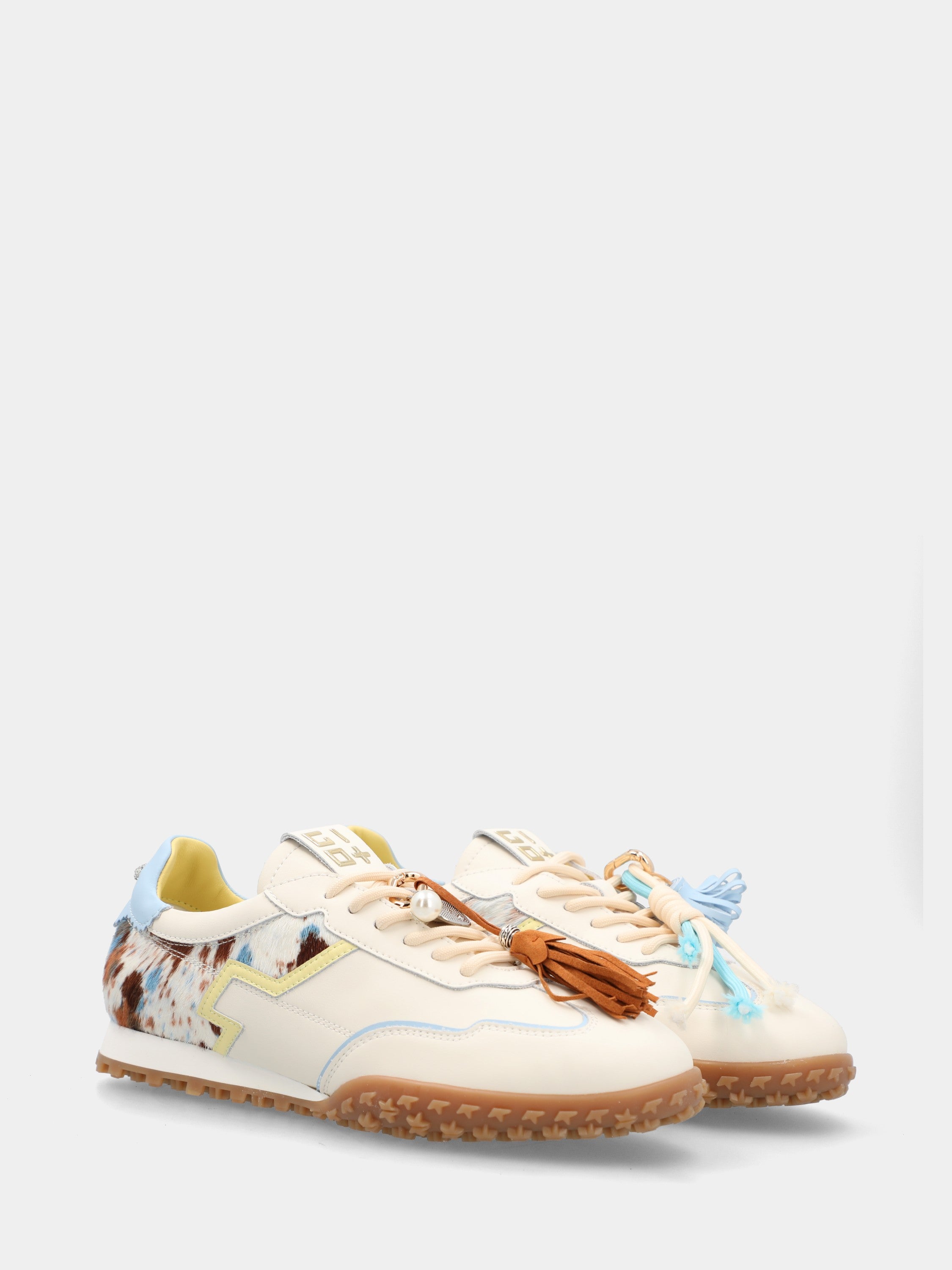 Sneaker aus weißem Nappaleder mit farbigem Ponyfell-Leder und 10mm Keilabsatz