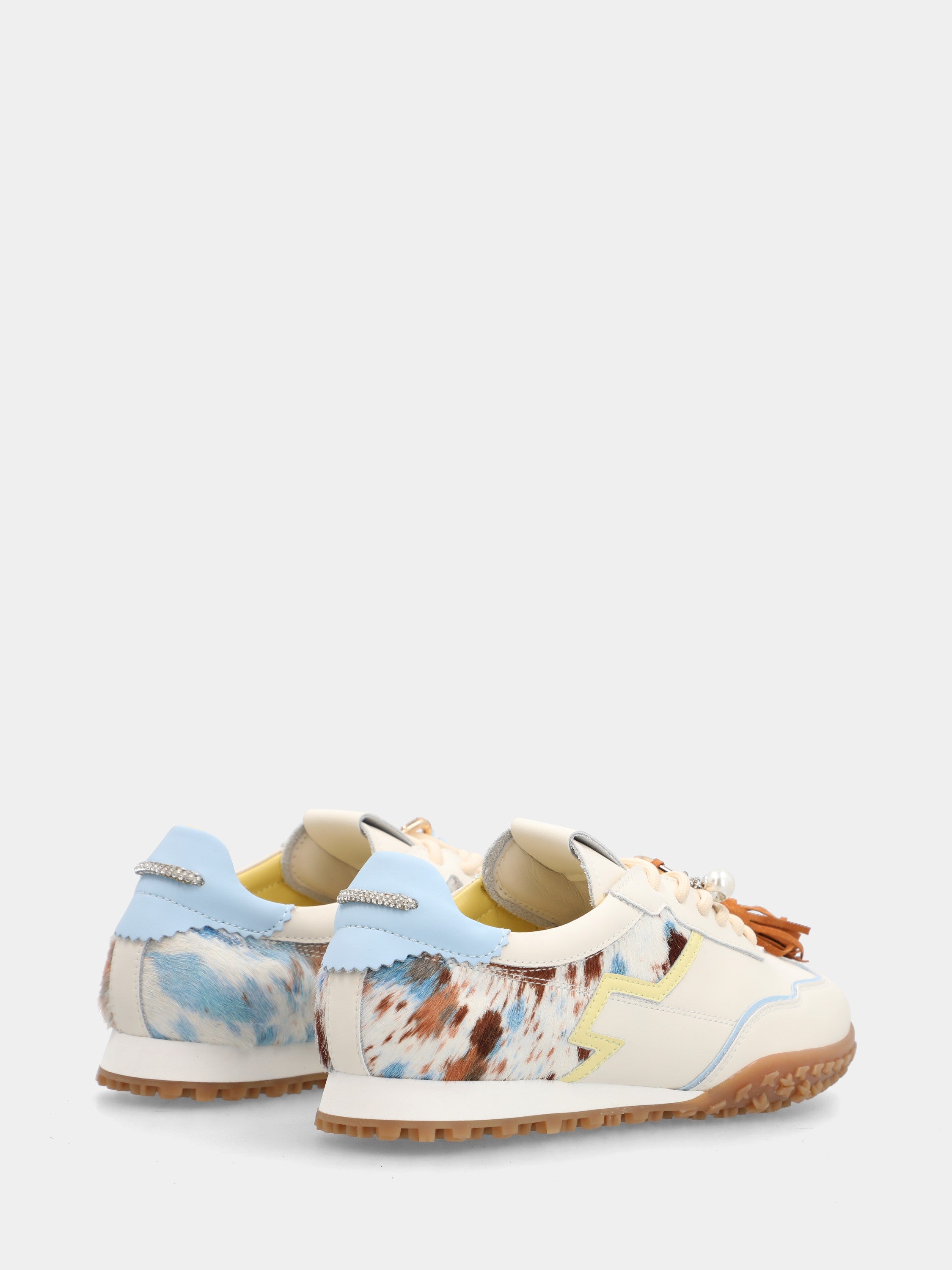 Sneaker aus weißem Nappaleder mit farbigem Ponyfell-Leder und 10mm Keilabsatz