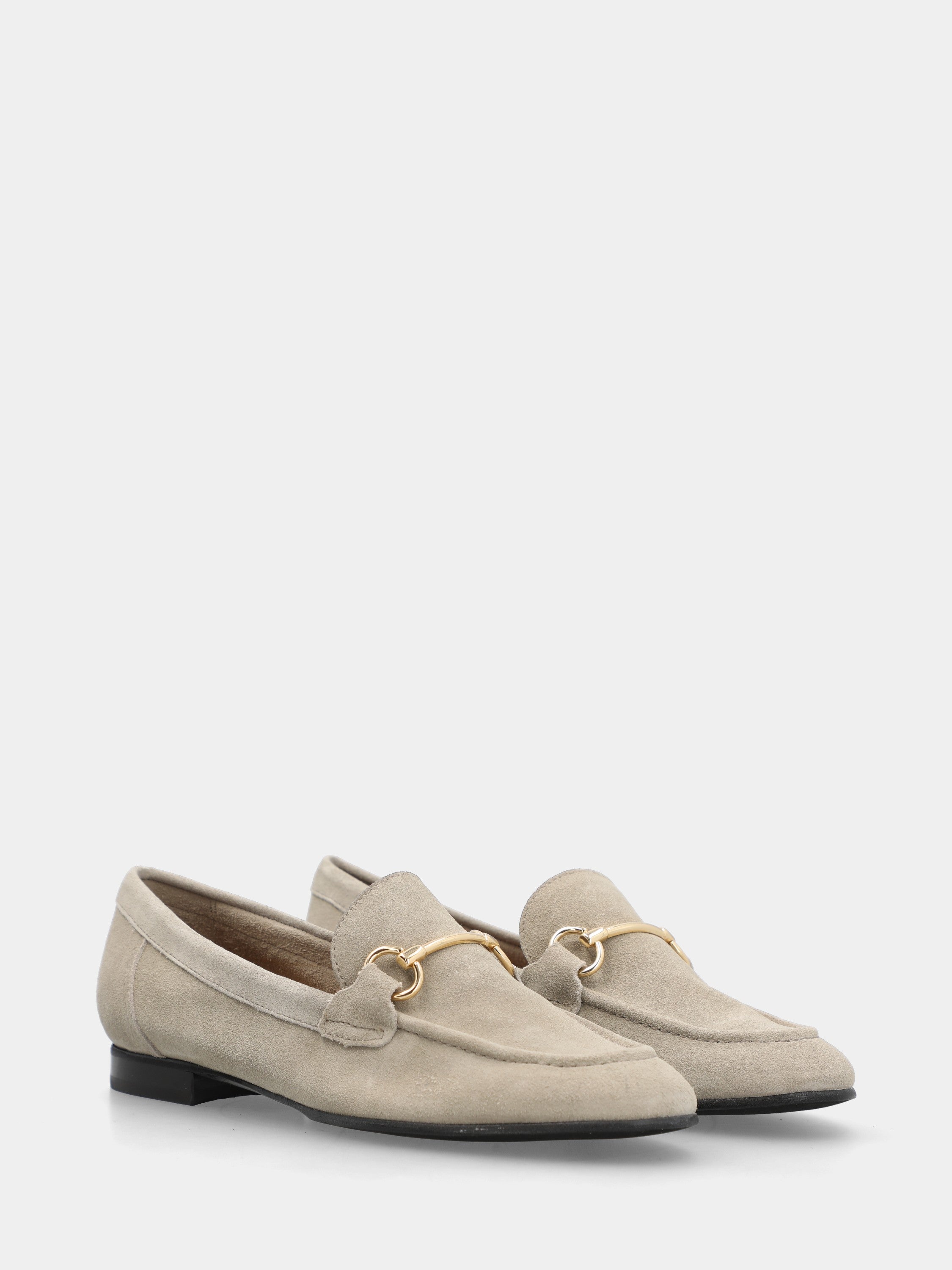 Mocassino in camoscio beige con morsetto metallico