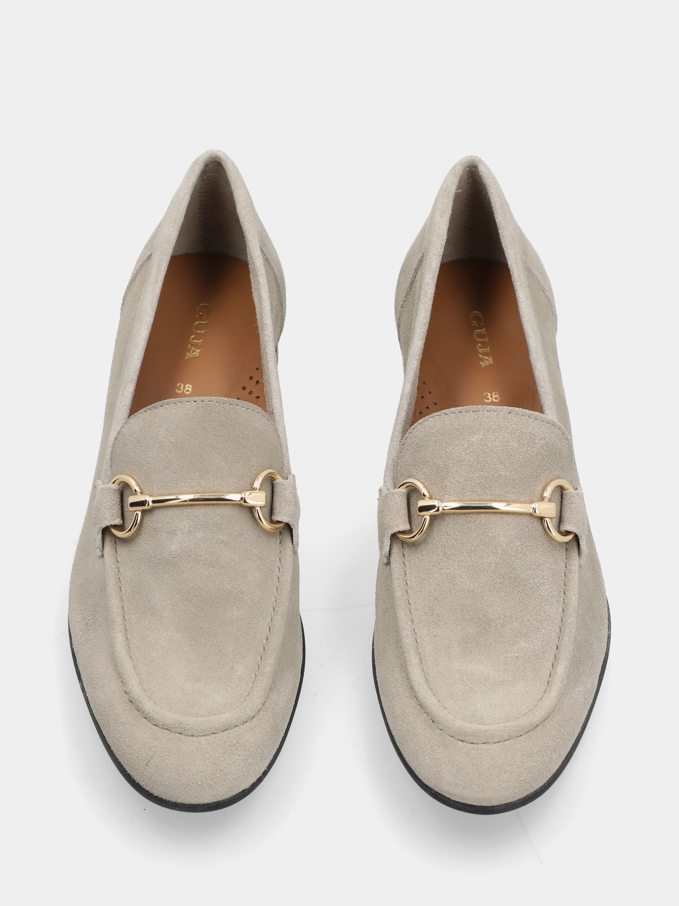 Mocassino in camoscio beige con morsetto metallico