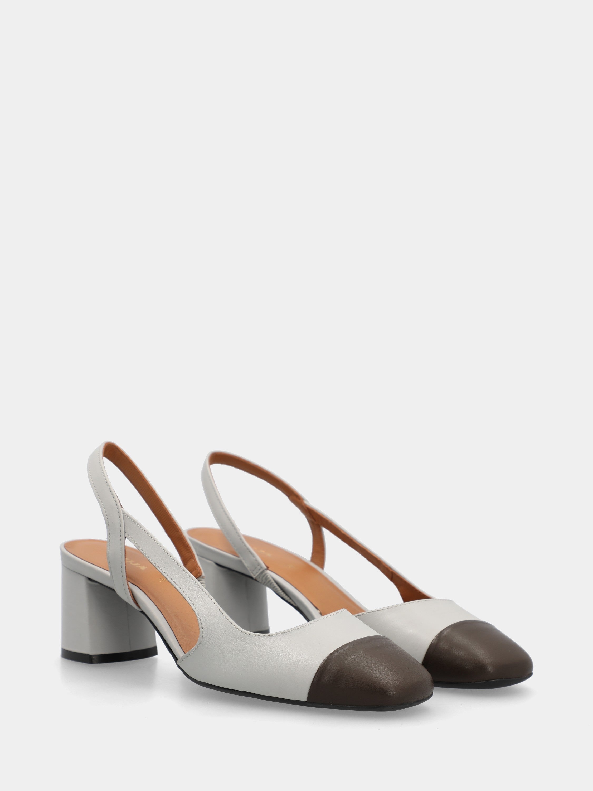Slingback aus zweifarbigem Nappaleder in Grau und Dunkelbraun mit quadratischer Spitze