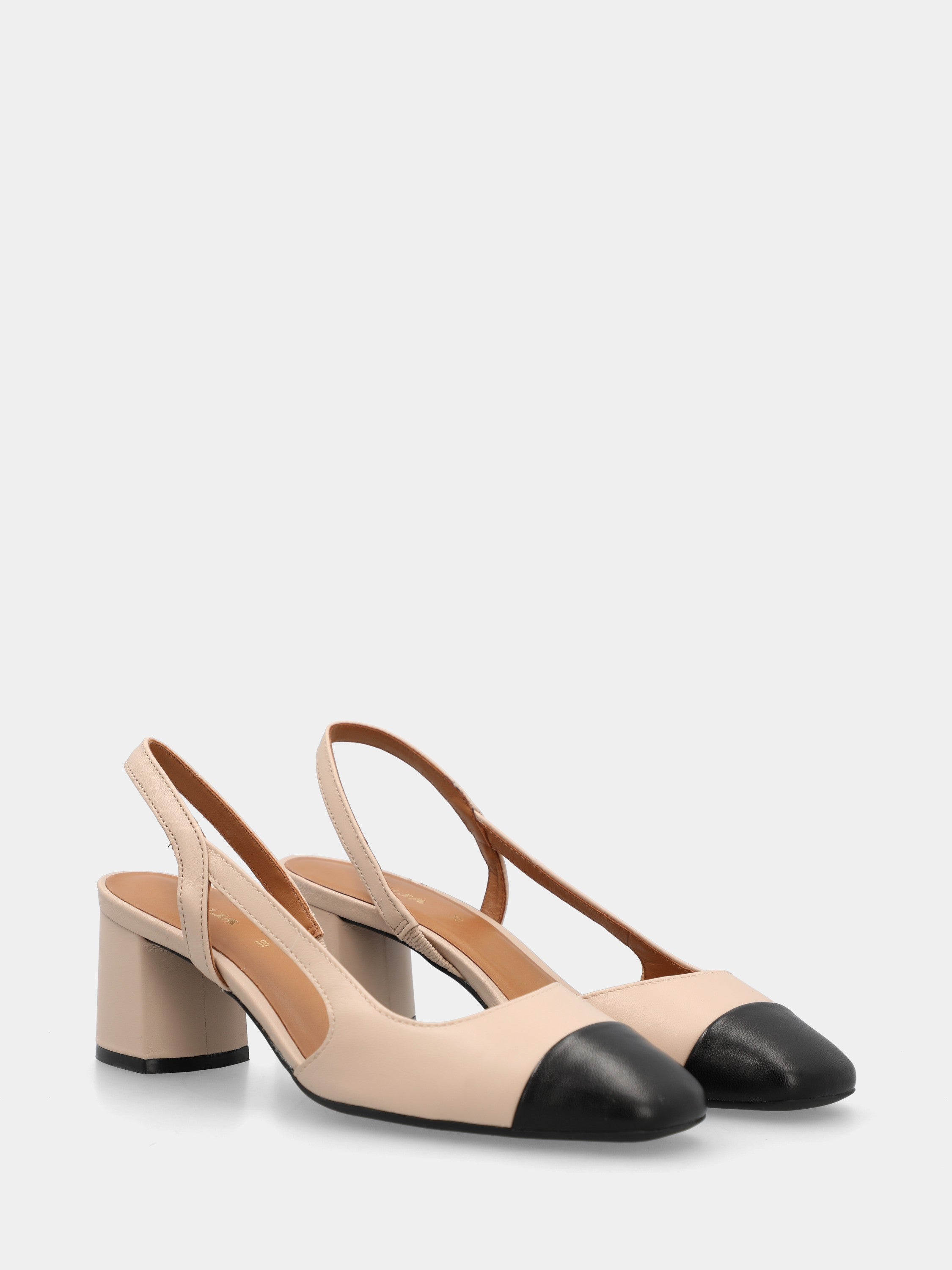 Slingback aus zweifarbigem Nappaleder in Nude und Schwarz mit quadratischer Spitze