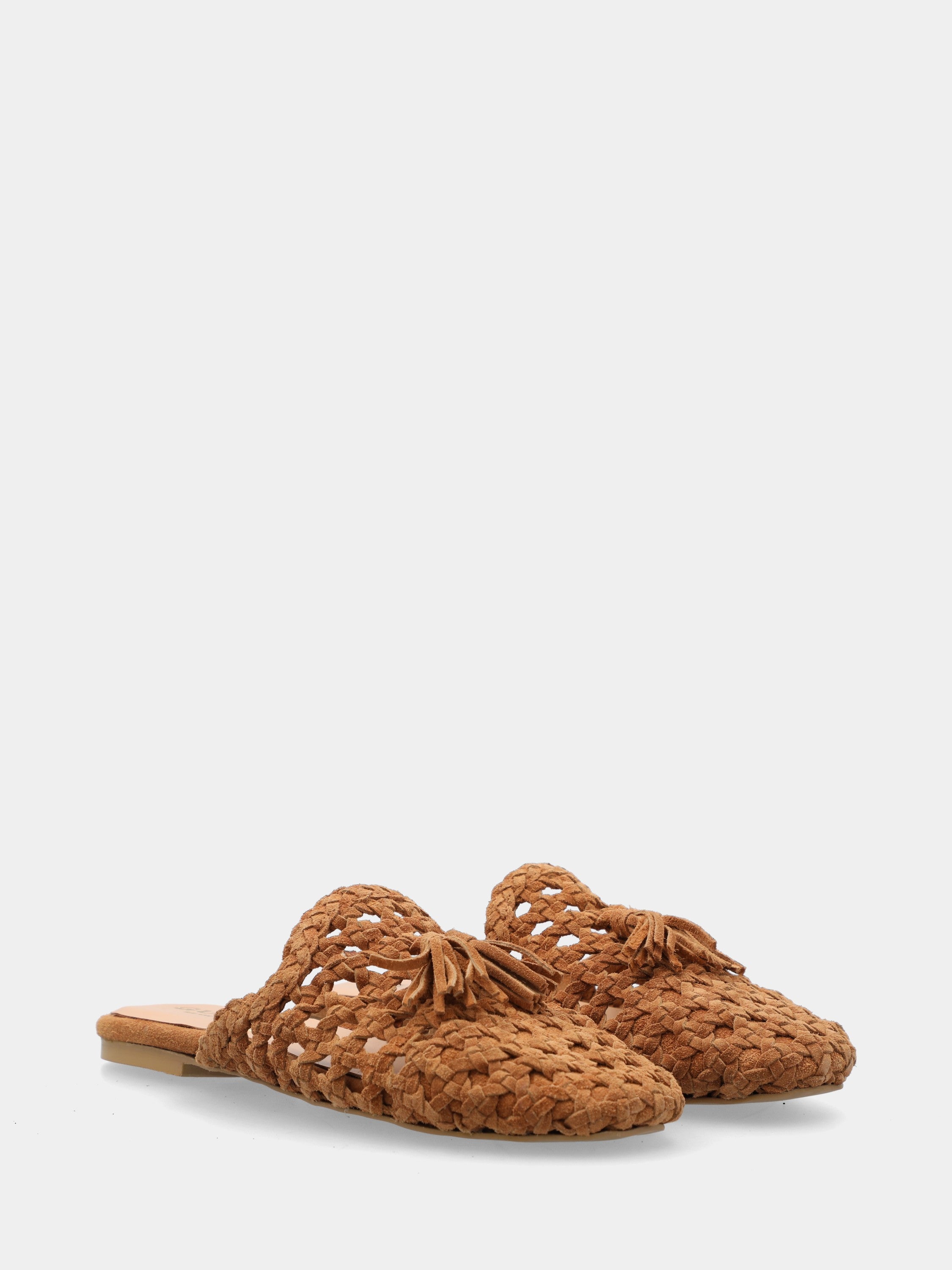 Sabot en suède couleur cuir tressé avec pompons