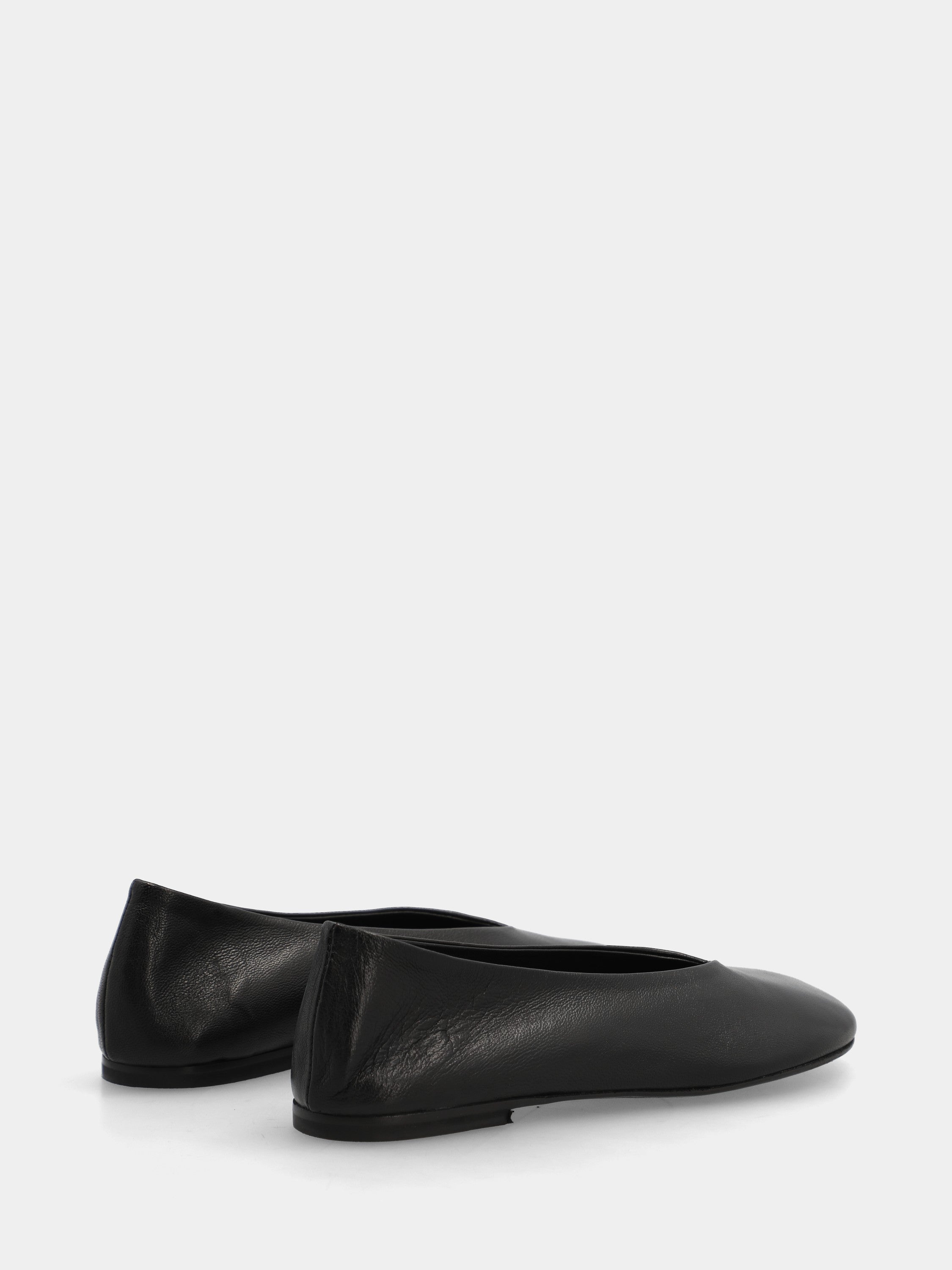 Ballerine en nappa noire avec décolleté en V et bout rond large