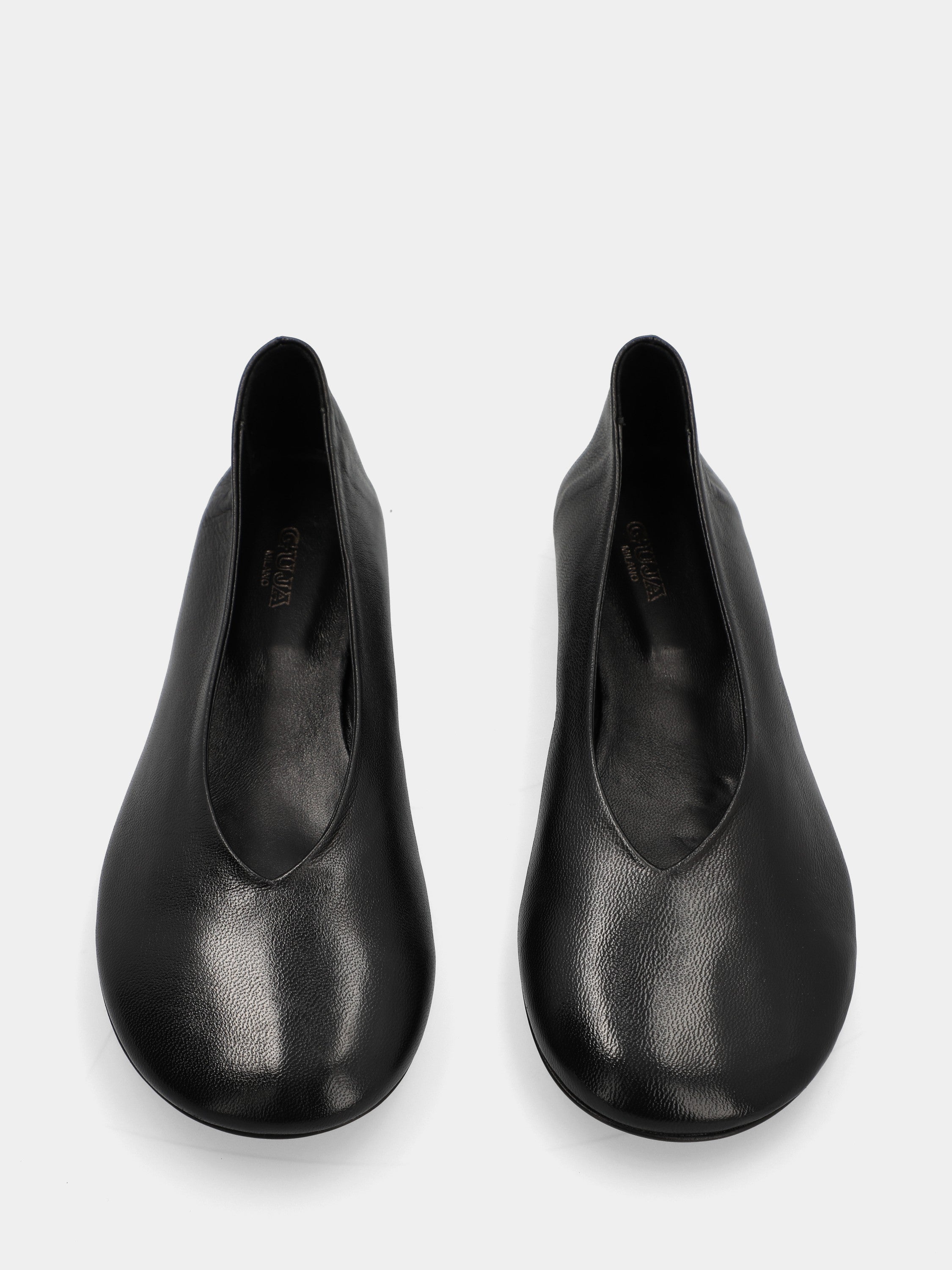 Ballerine en nappa noire avec décolleté en V et bout rond large