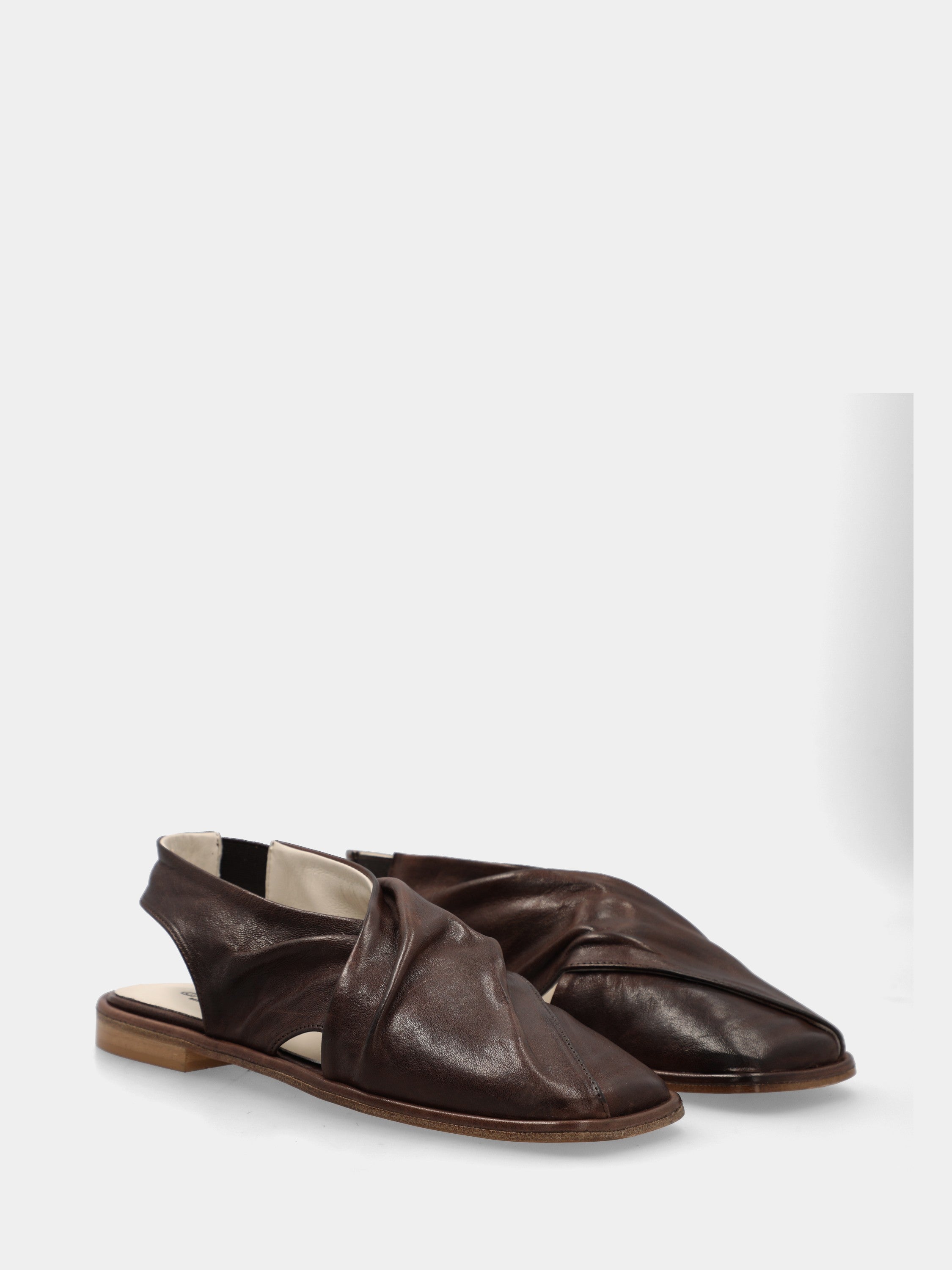 Slingback in nappa testa di moro con lembi sovrapposti e tacco 10mm