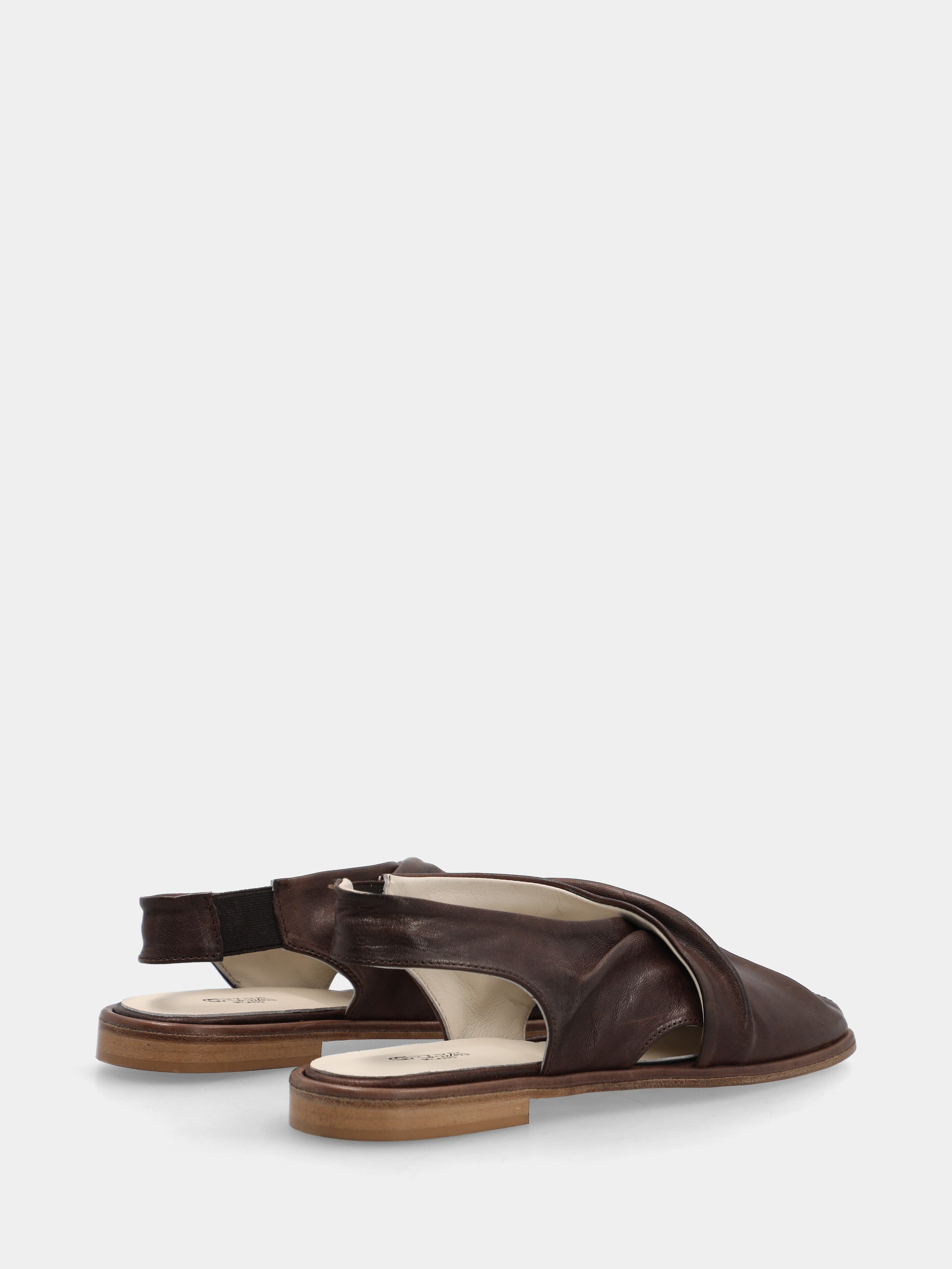 Slingback in nappa testa di moro con lembi sovrapposti e tacco 10mm