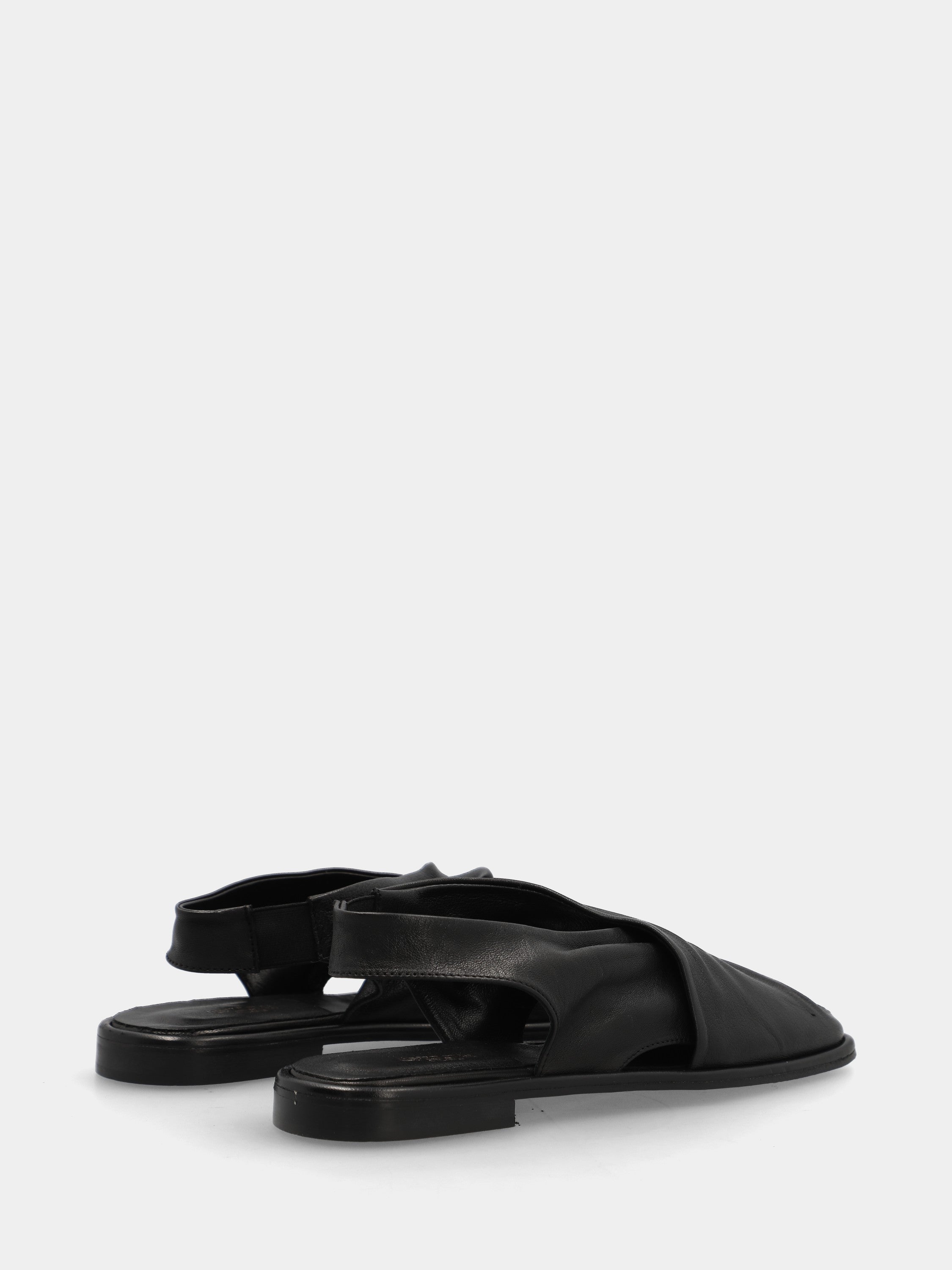 Slingback aus schwarzem Nappaleder mit überlappenden Laschen und 10-mm-Absatz