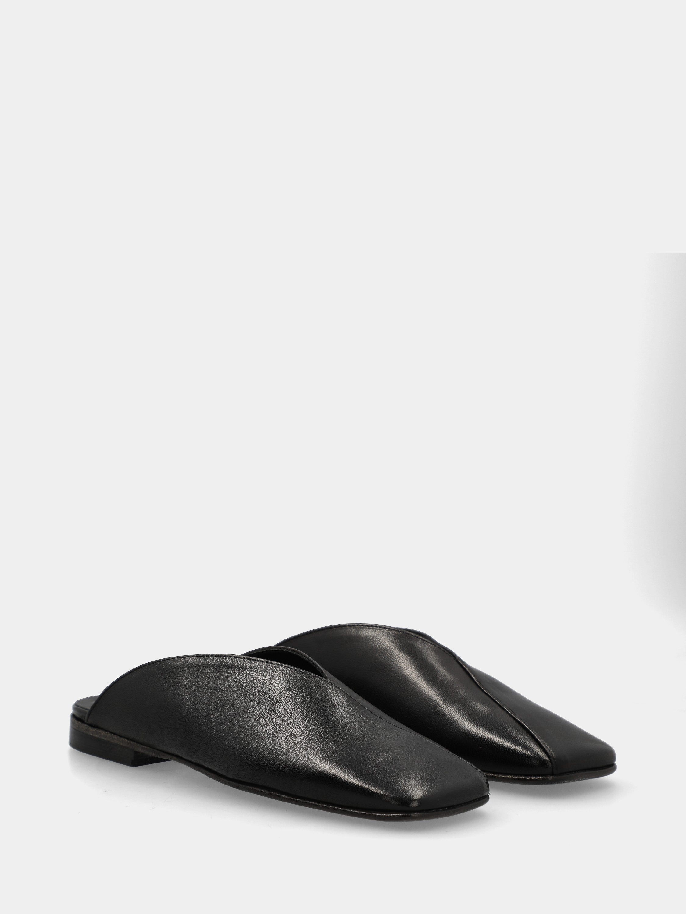 Sabot en nappa noir avec bout carré et couture diagonale