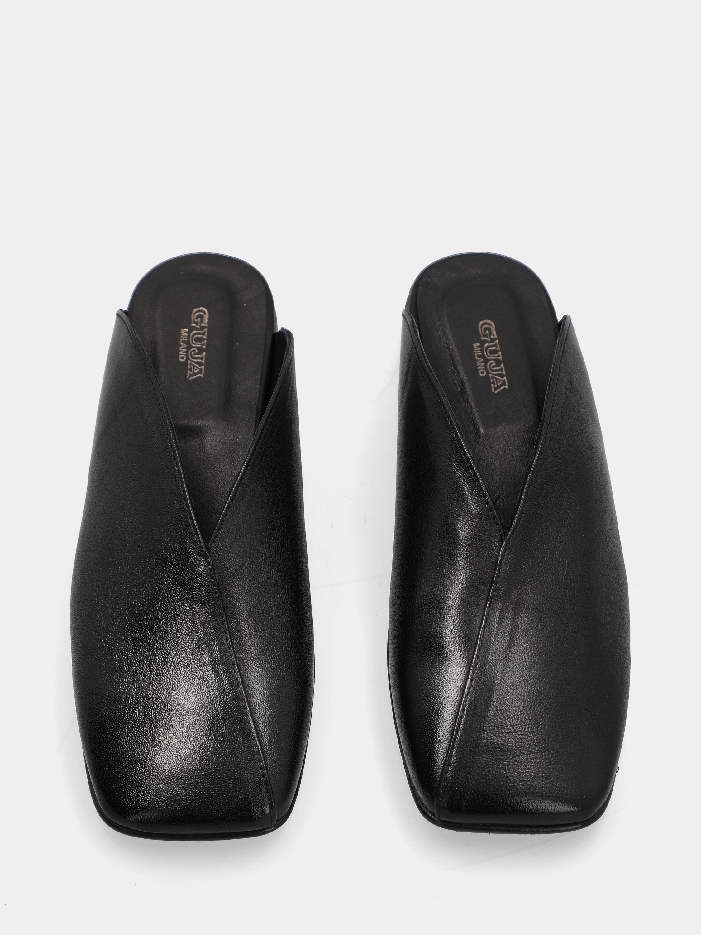 Sabot en nappa noir avec bout carré et couture diagonale