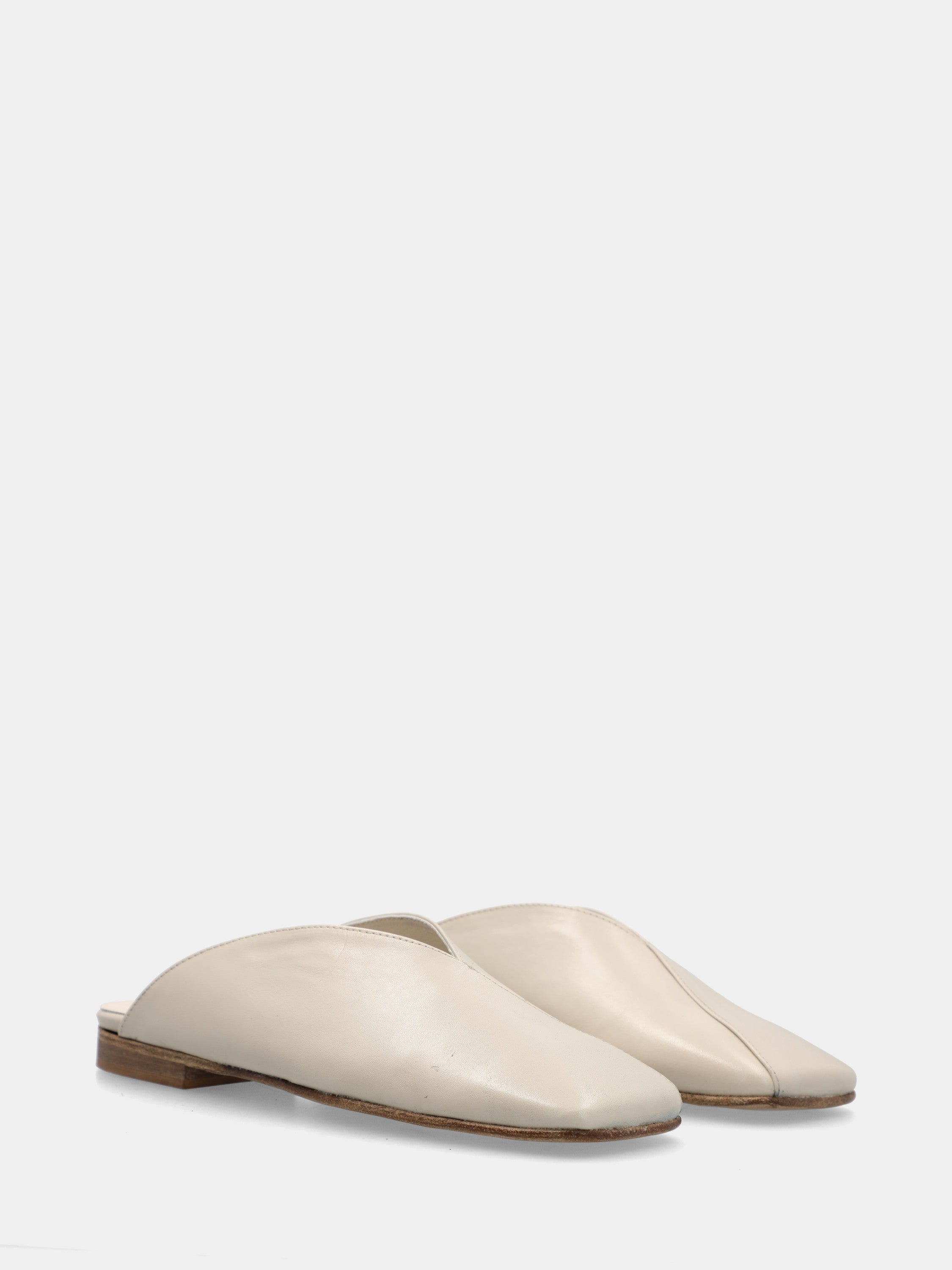 White nappa leather clog with square toe and diagonal stitching