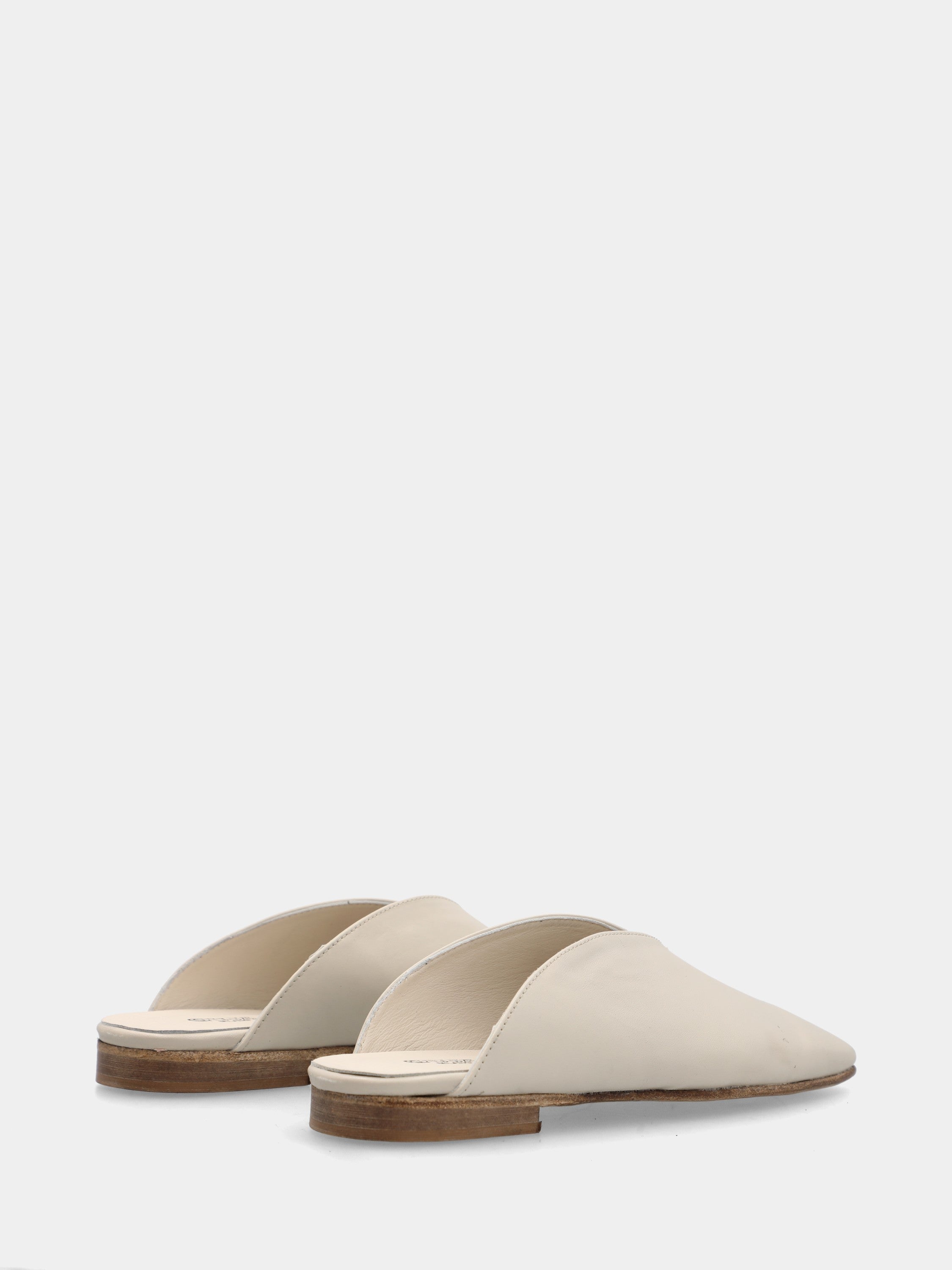Sabot in nappa bianca con punta quadrata e cucitura diagonale