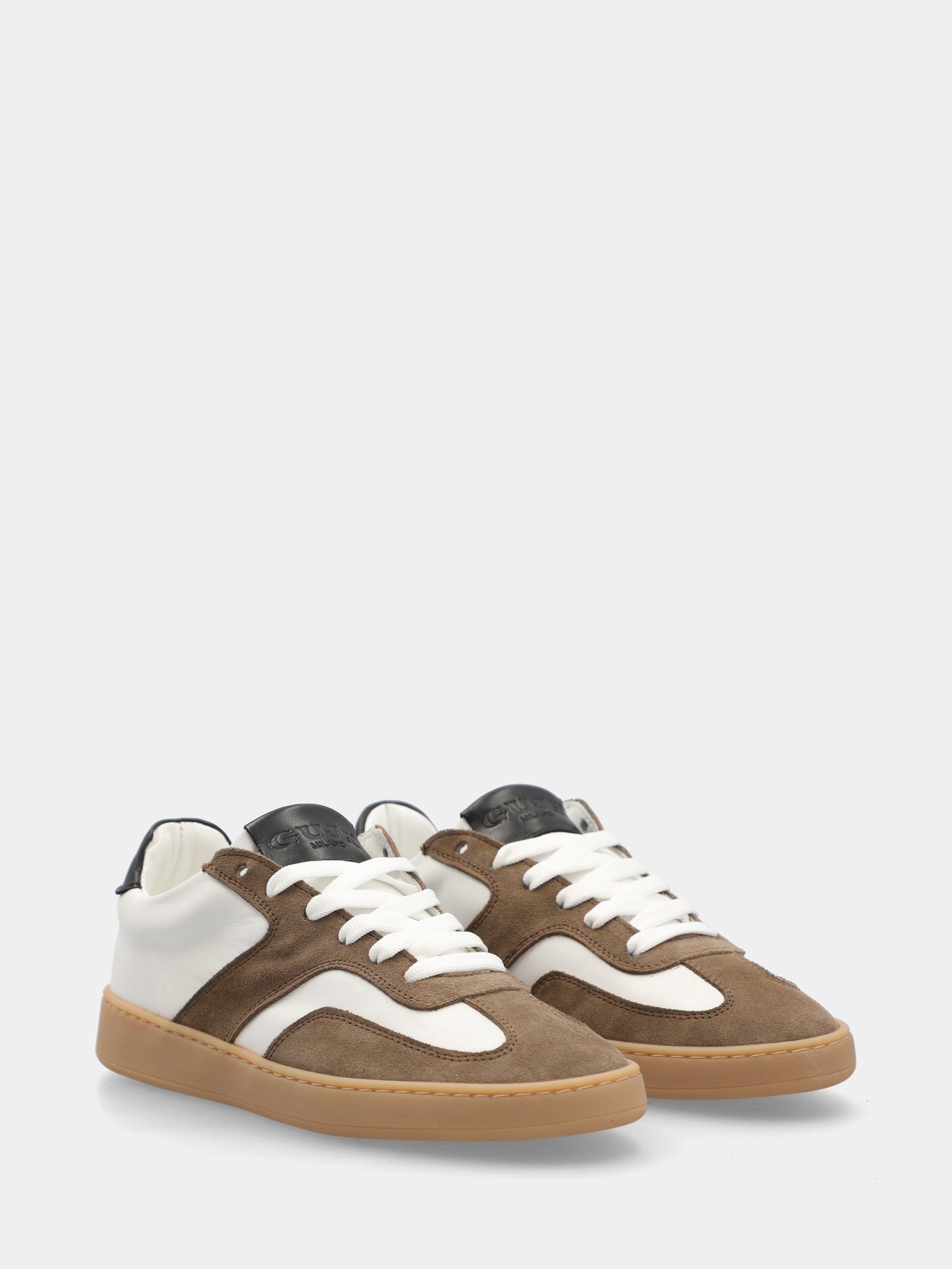 Sneaker aus Veloursleder in Taupe und weißem Nappaleder mit genähter Kastenlaufsohle