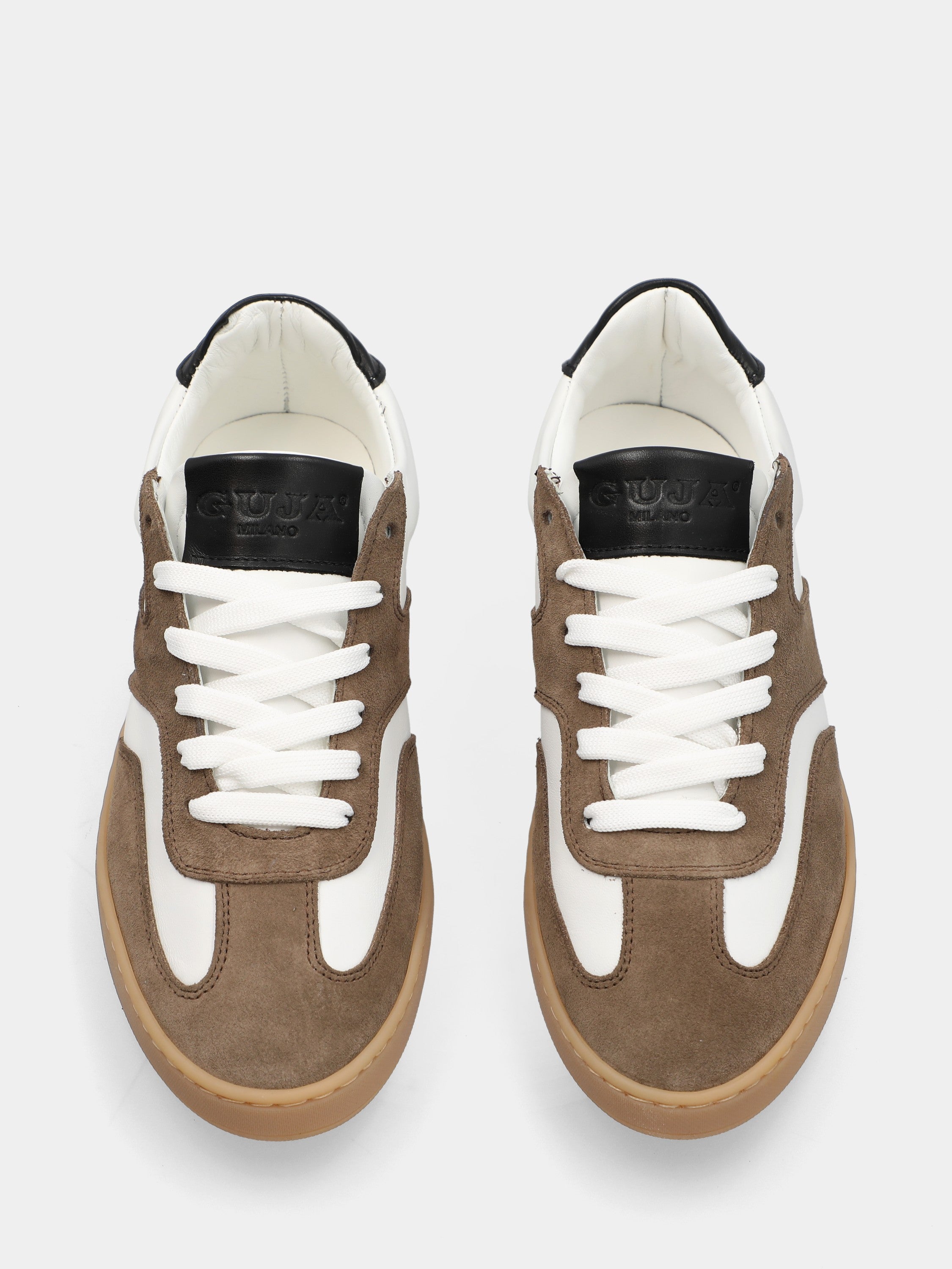 Sneaker aus Veloursleder in Taupe und weißem Nappaleder mit genähter Kastenlaufsohle