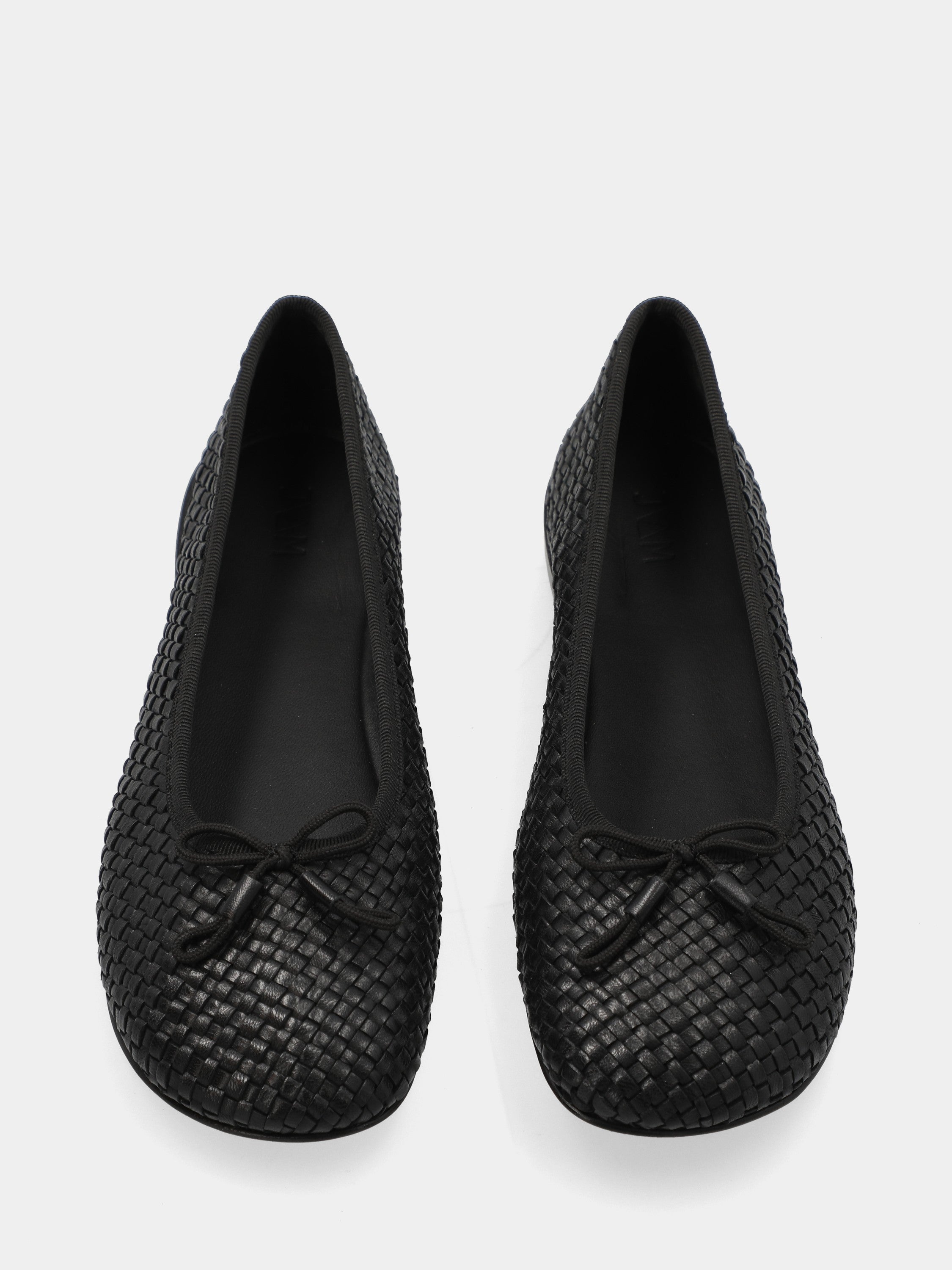 Ballerina in vitello nero con tomaia intrecciata e fiocco