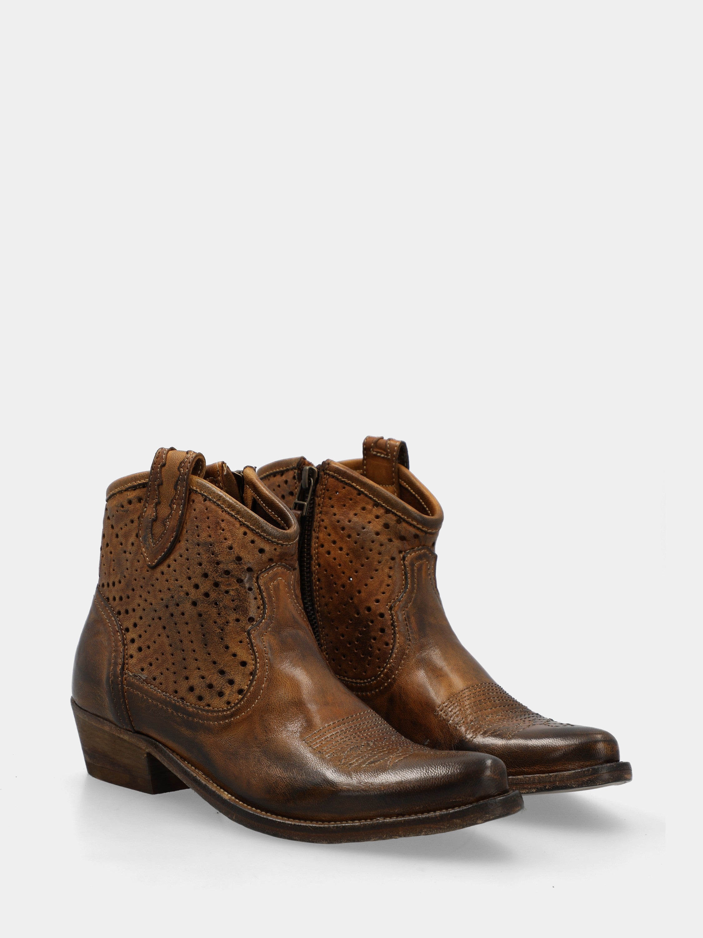 Bottines western en veau couleur cuir perforé avec broderies