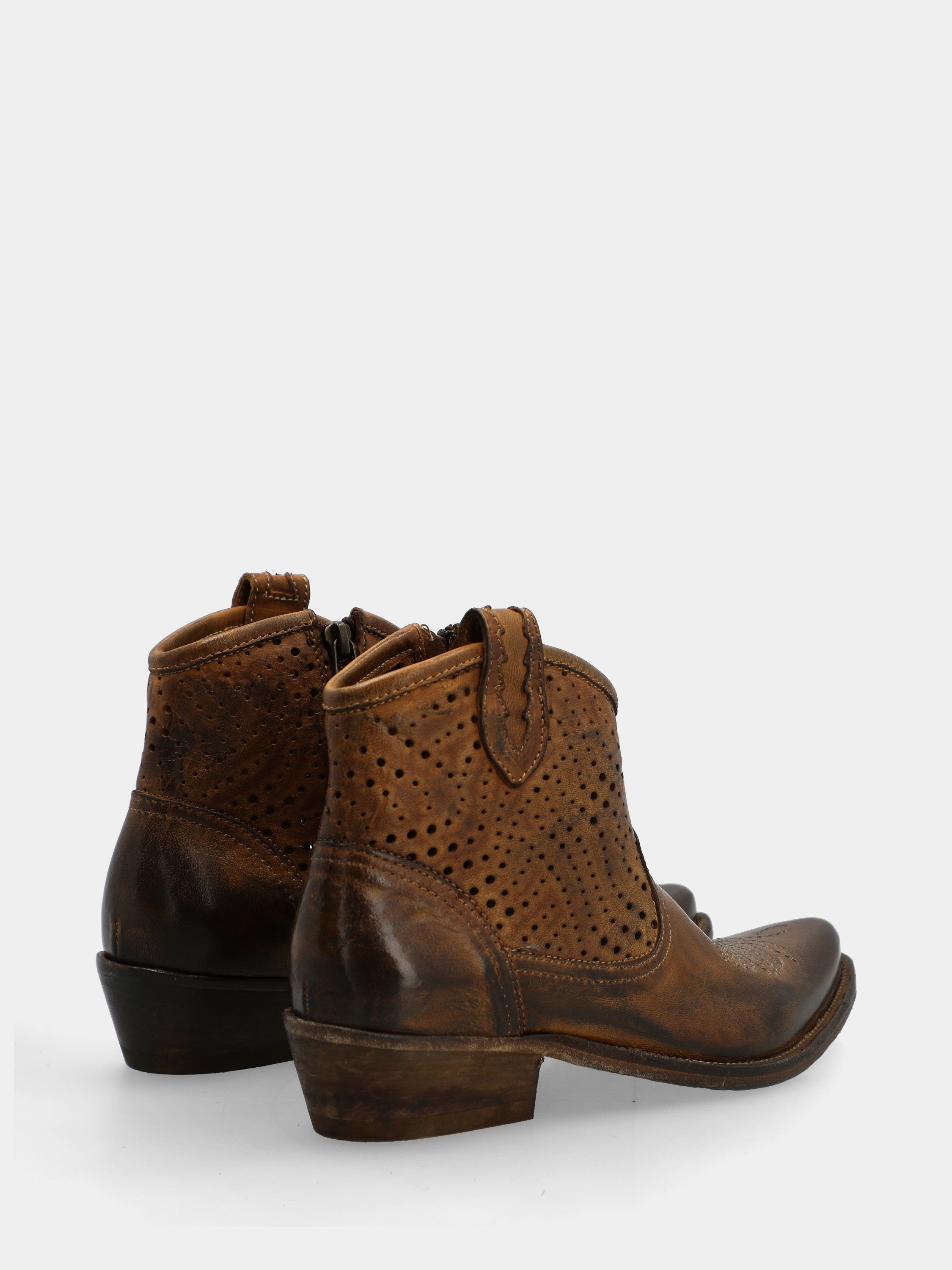 Bottines western en veau couleur cuir perforé avec broderies