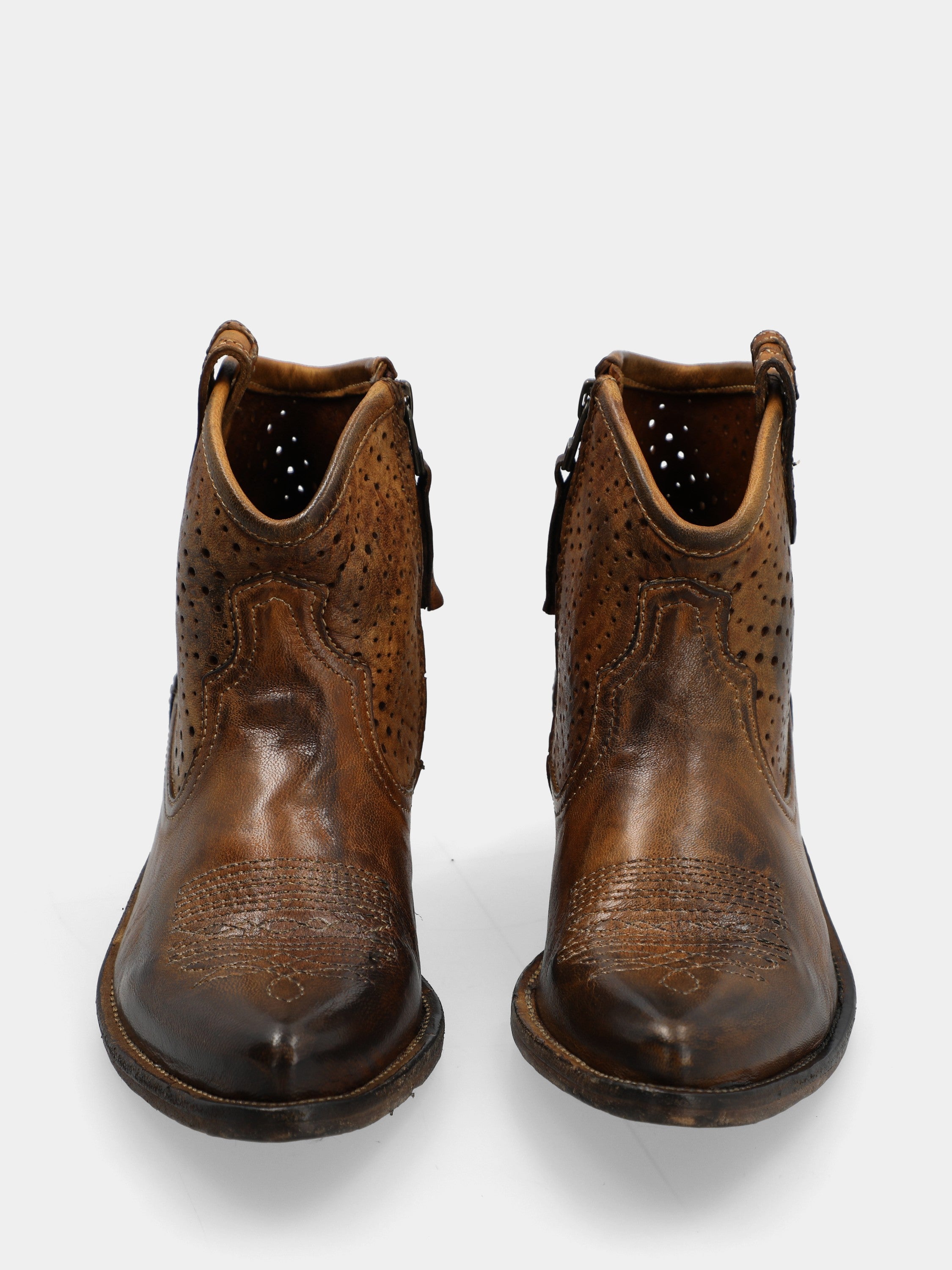 Bottines western en veau couleur cuir perforé avec broderies