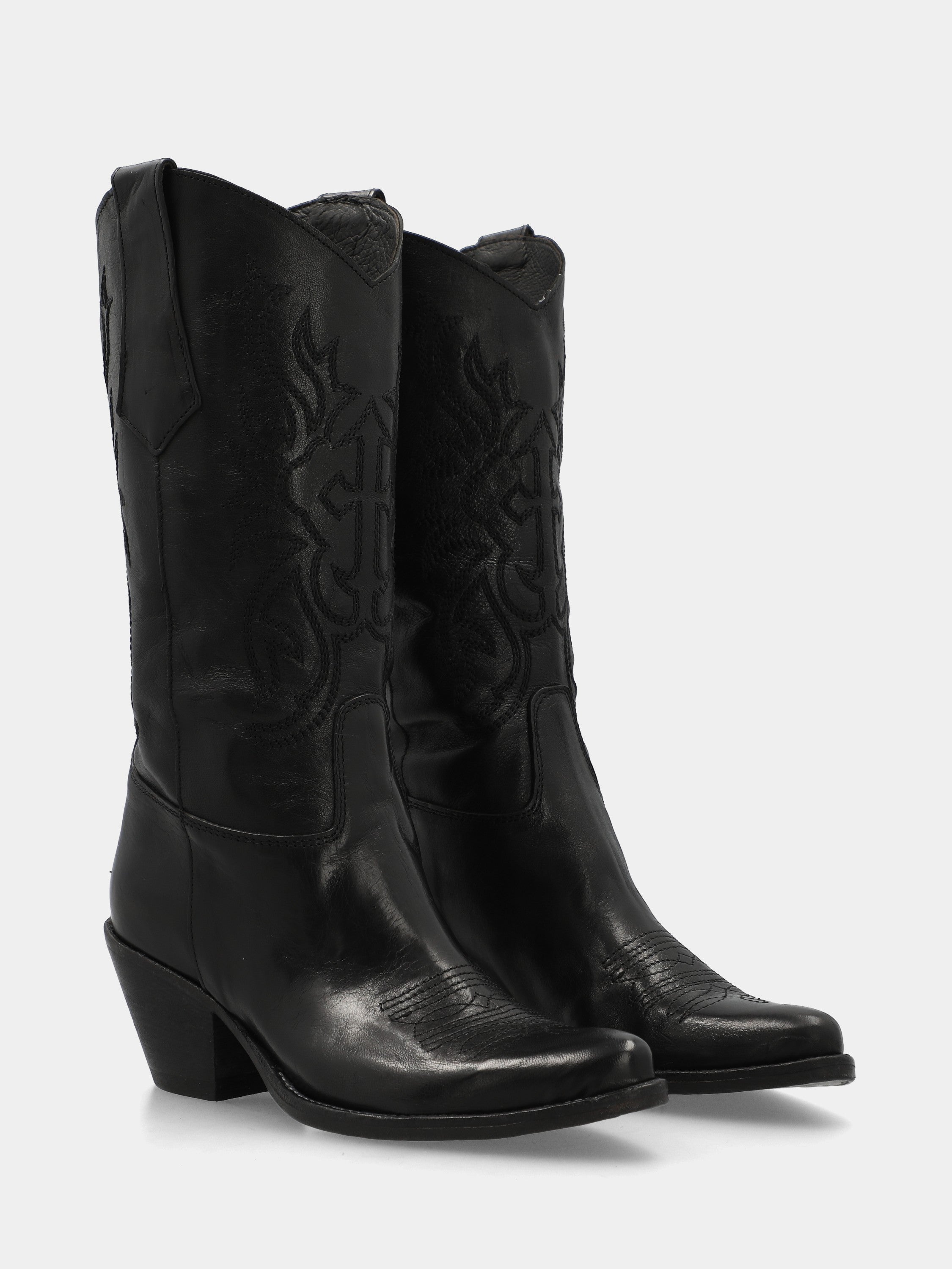 Cowboystiefel aus schwarzem Kalbsleder mit Stickereien und spitzer Spitze