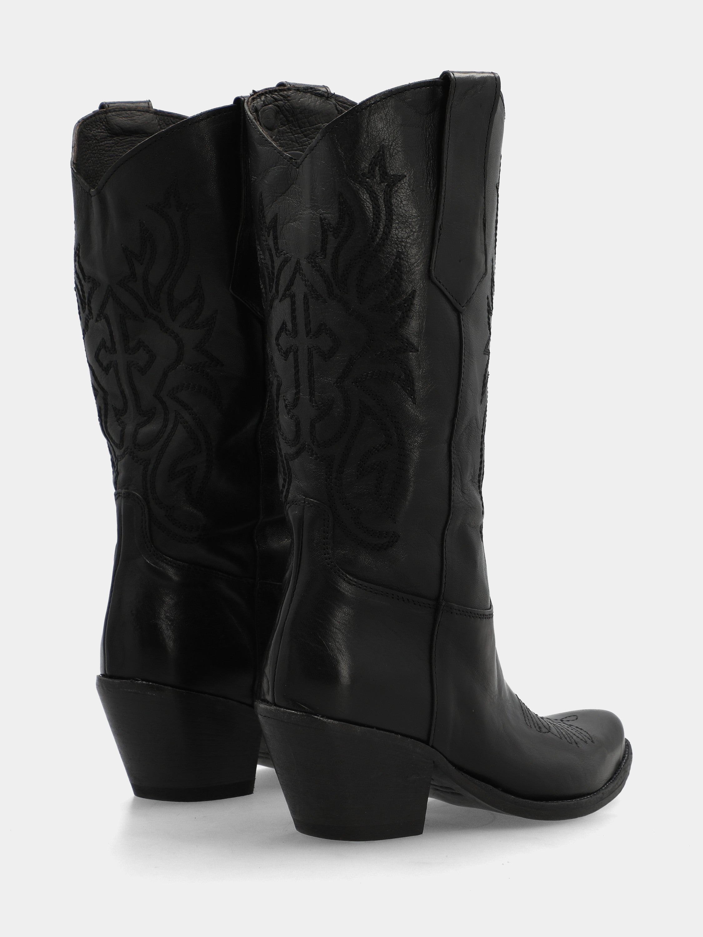 Cowboystiefel aus schwarzem Kalbsleder mit Stickereien und spitzer Spitze