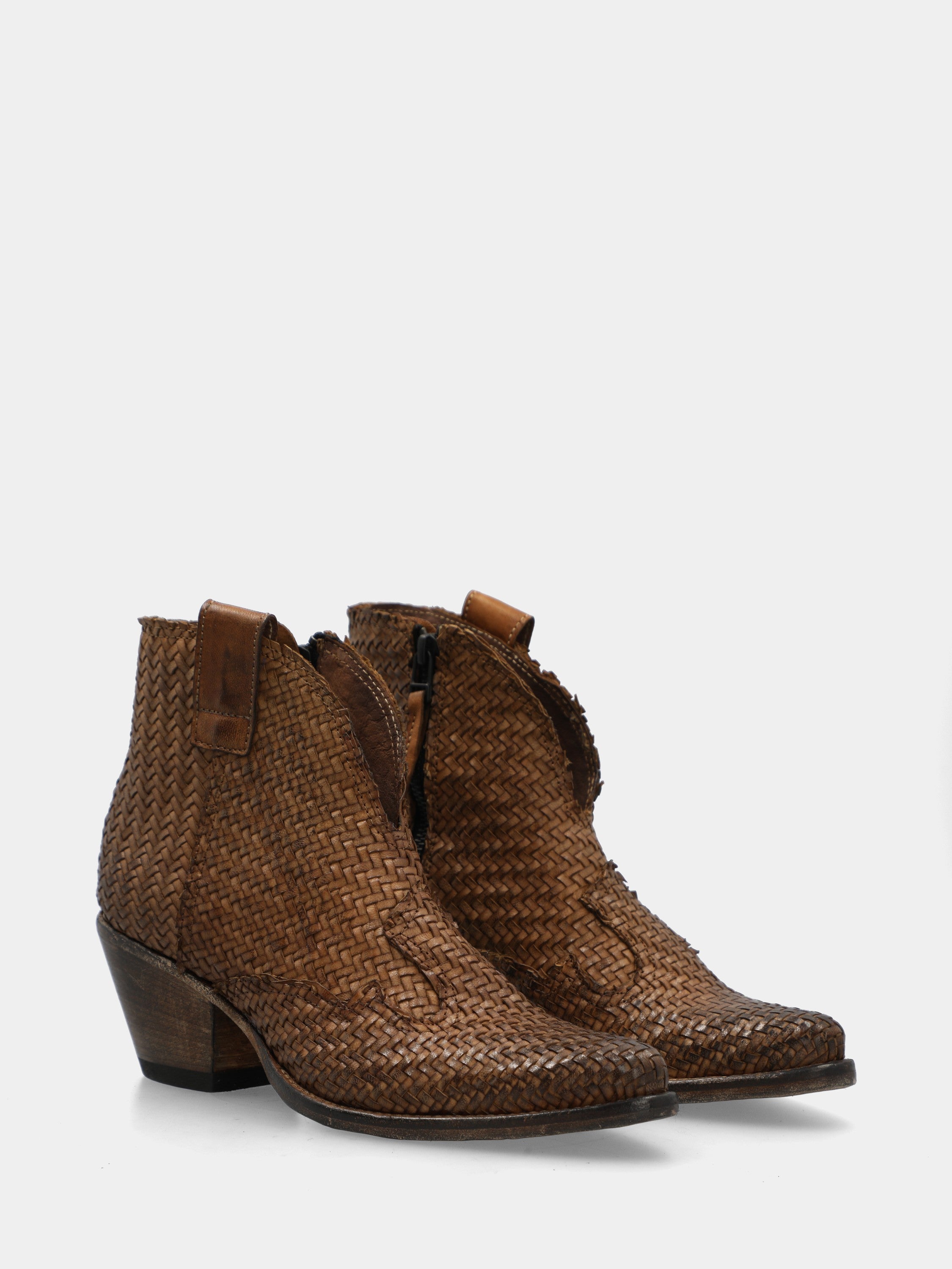 Leather ankle boot in woven tan calfskin with pointed toe