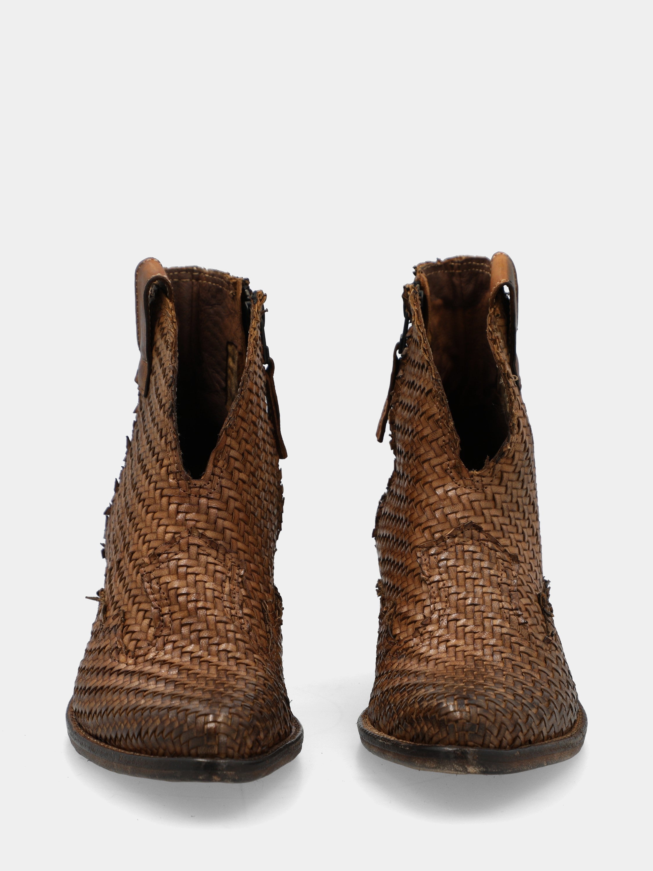 Leather ankle boot in woven tan calfskin with pointed toe