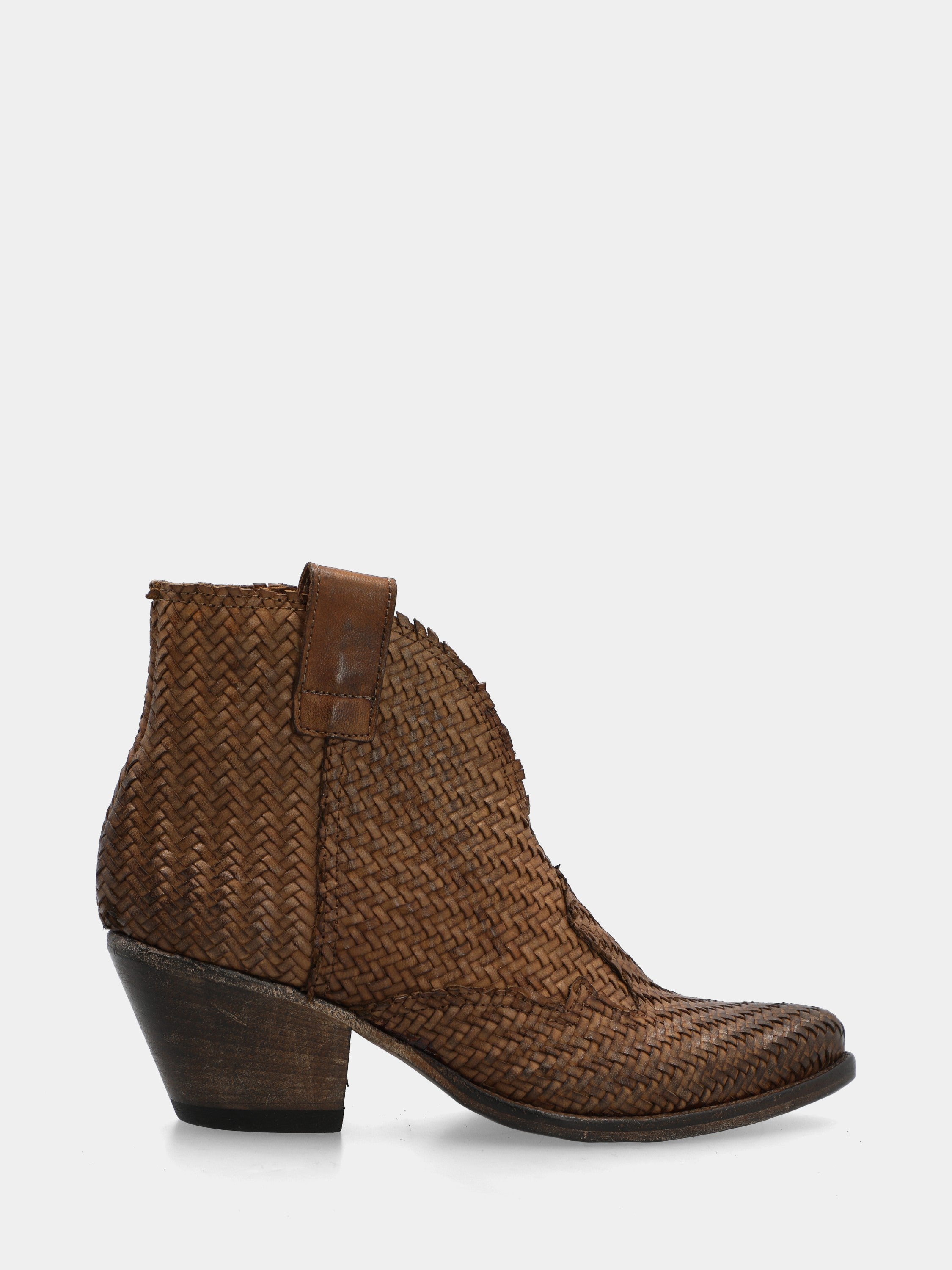 Leather ankle boot in woven tan calfskin with pointed toe