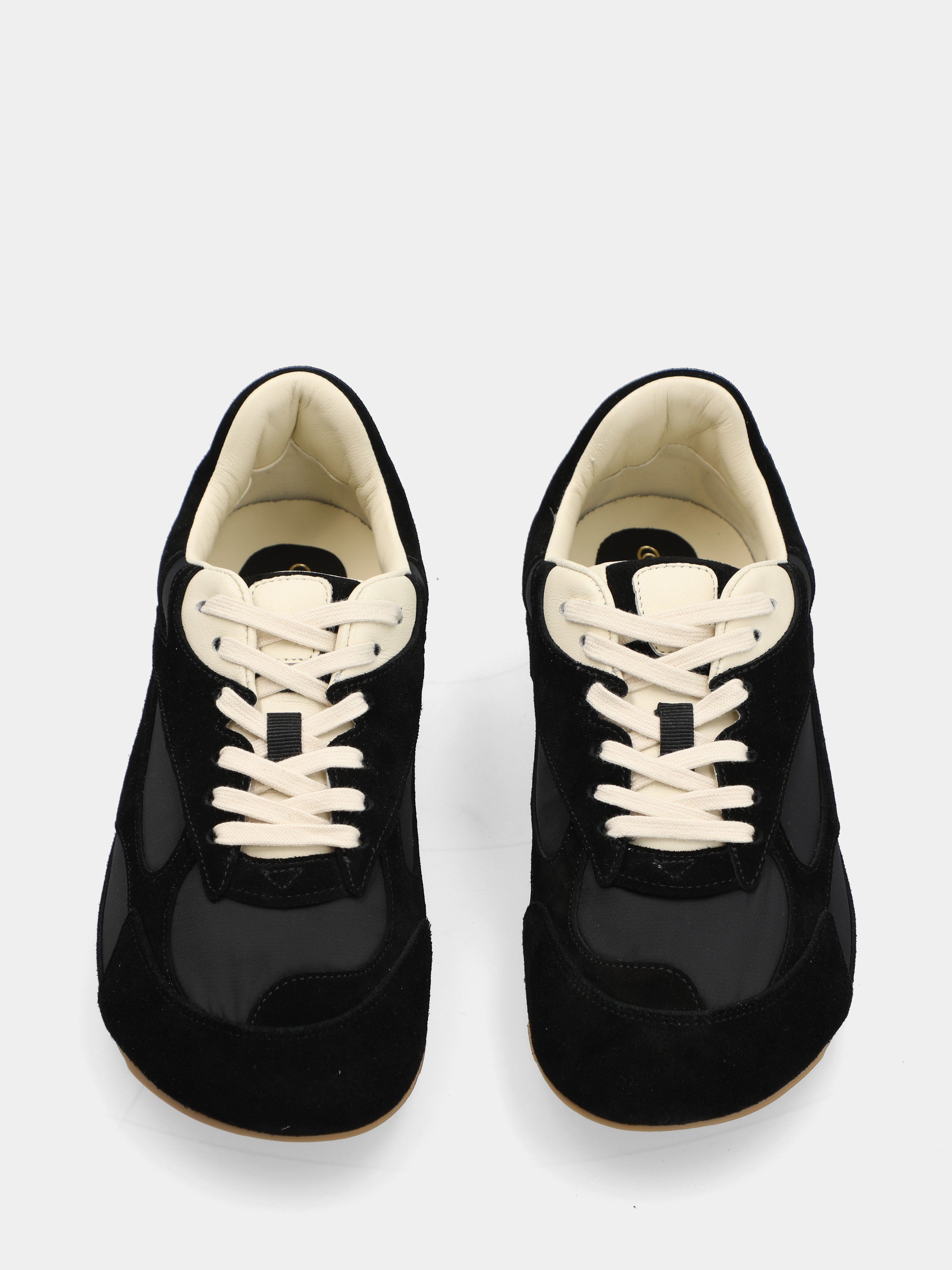 Sneaker in tessuto nero con inserti in camoscio e fondo a tacchetti