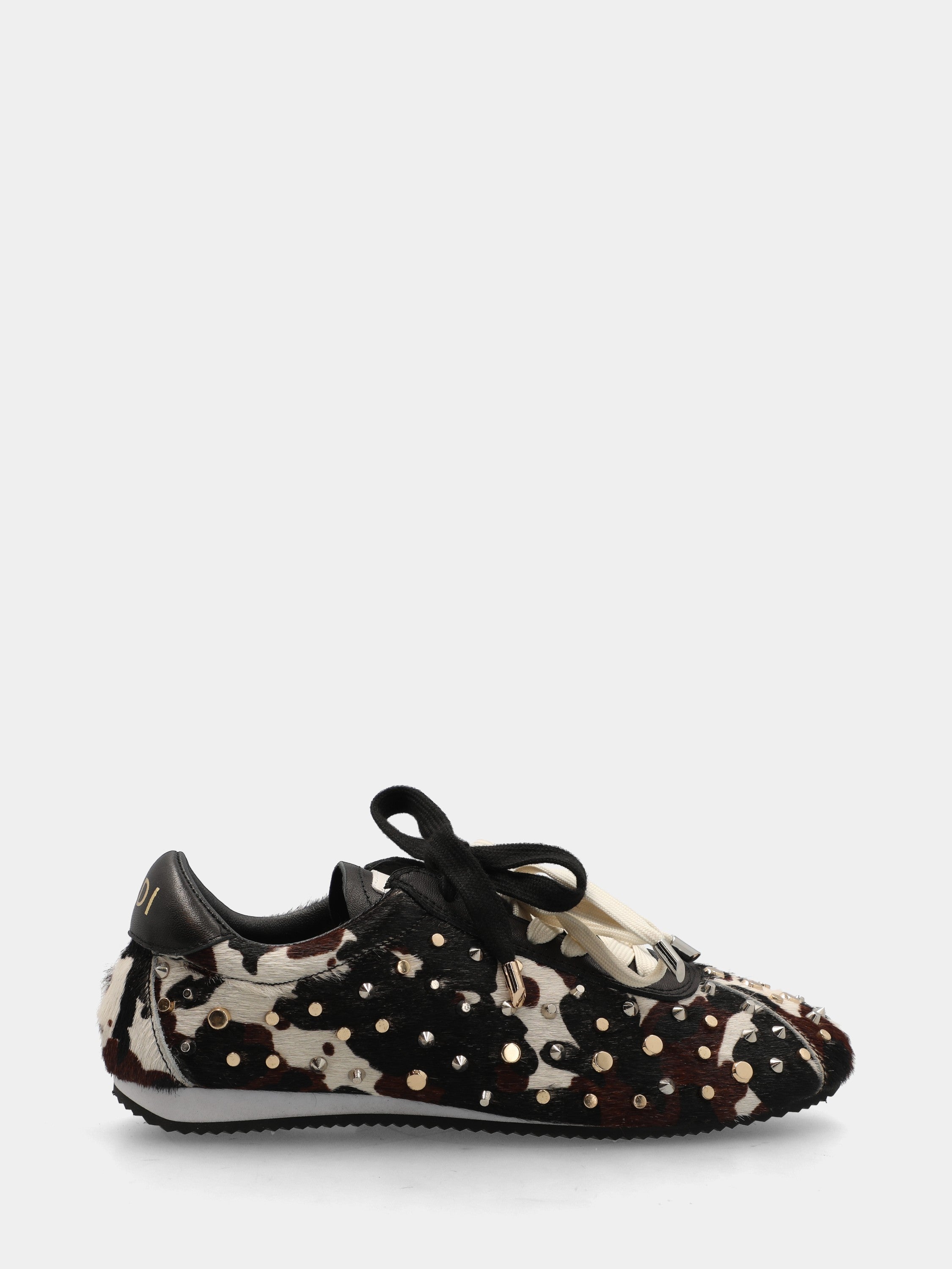 Sneakers in cavallino animalier con borchie