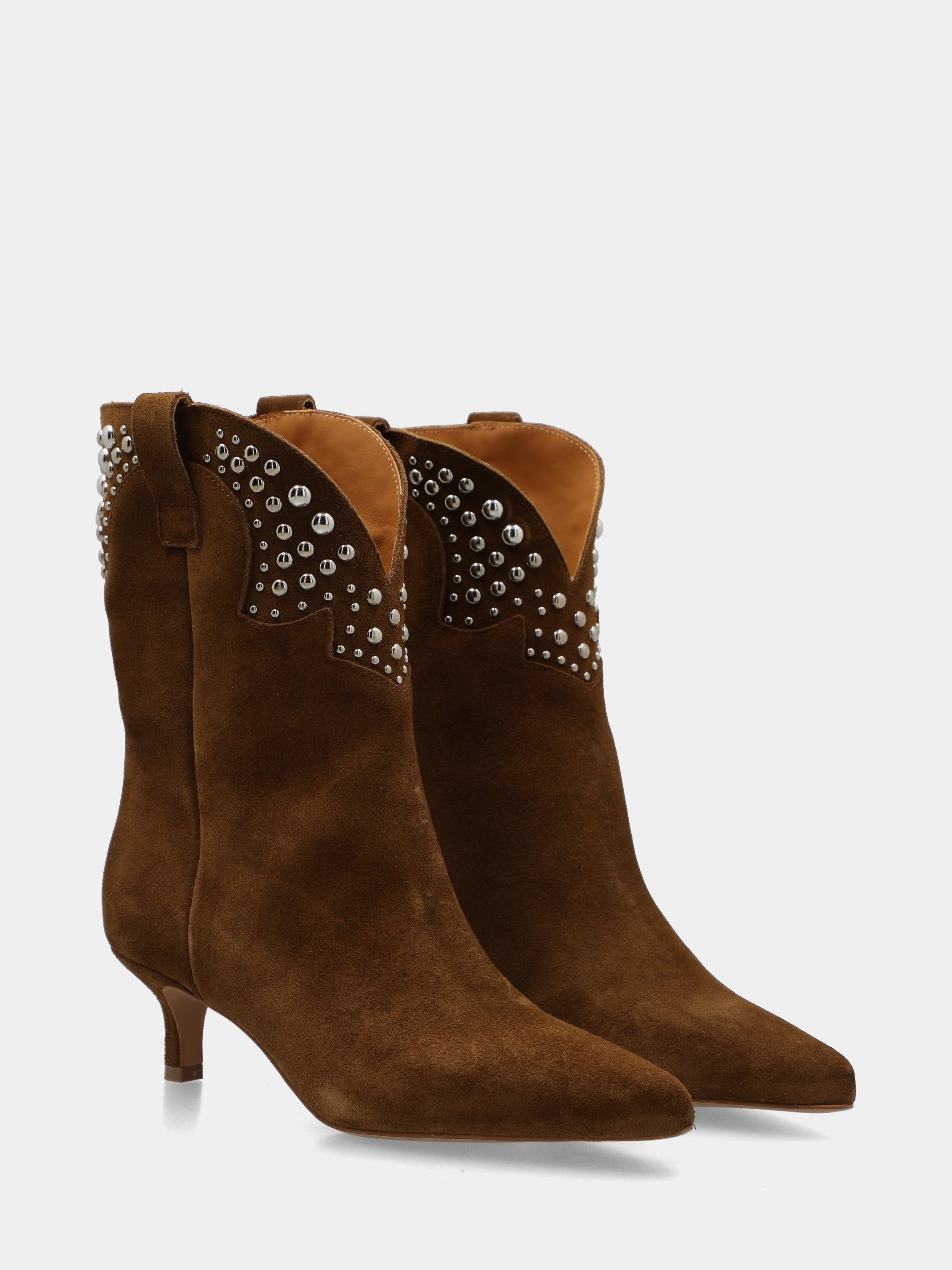 Stivaletto in velour color cuoio con borchie e tacco a calice