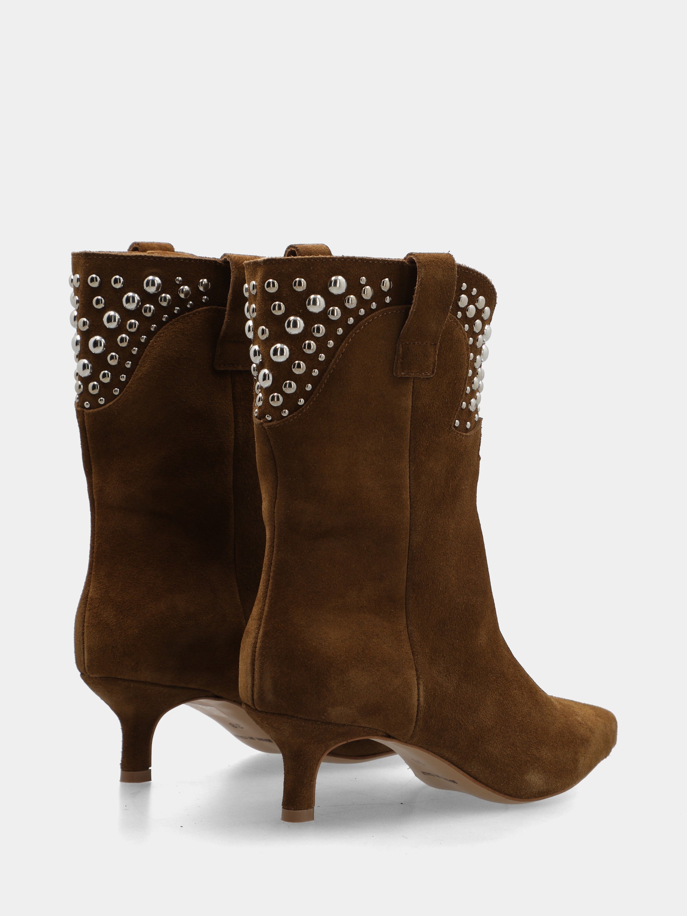 Stivaletto in velour color cuoio con borchie e tacco a calice