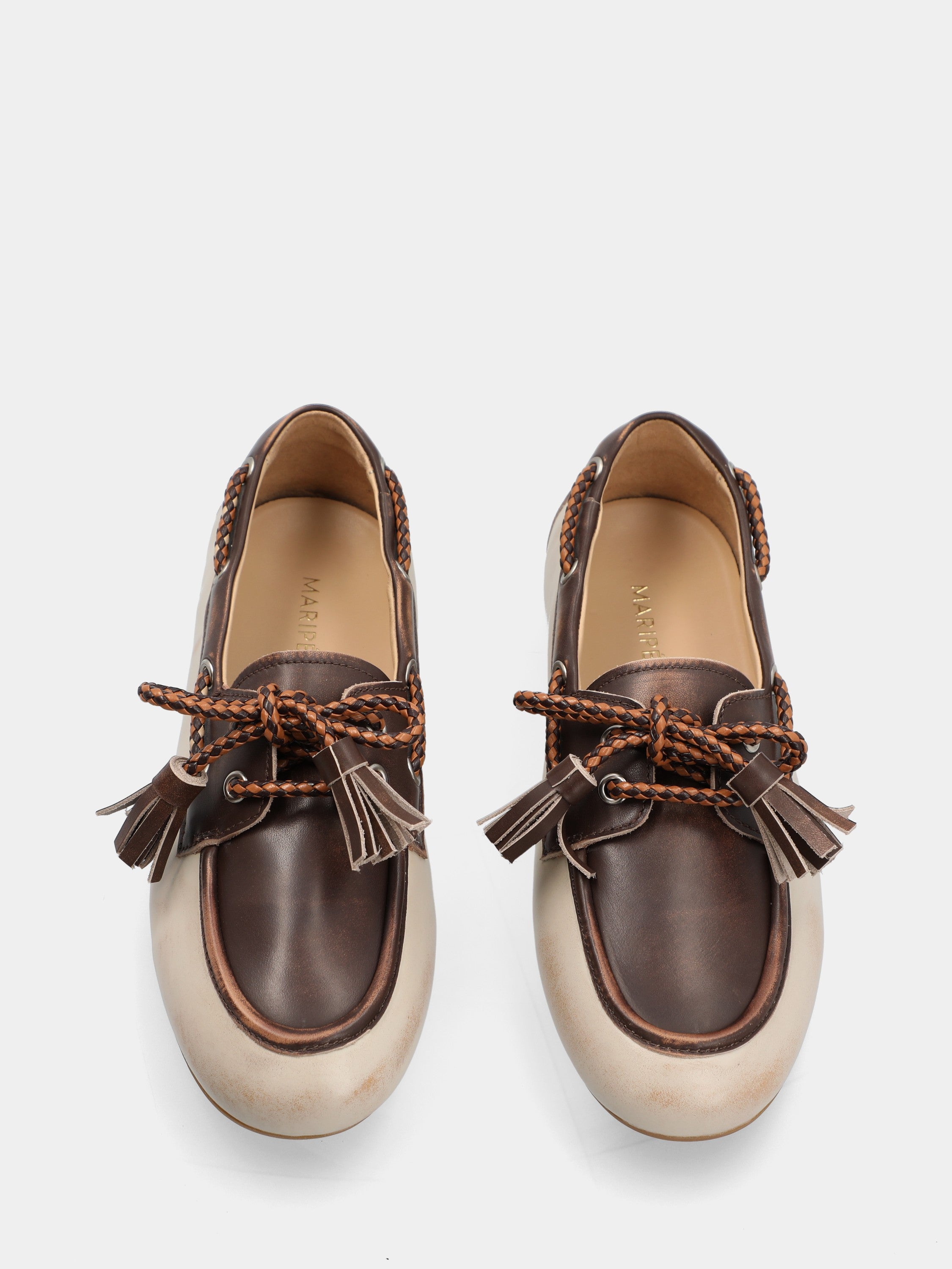 Stringata barca flat in vitello beige e marrone con suola in gomma