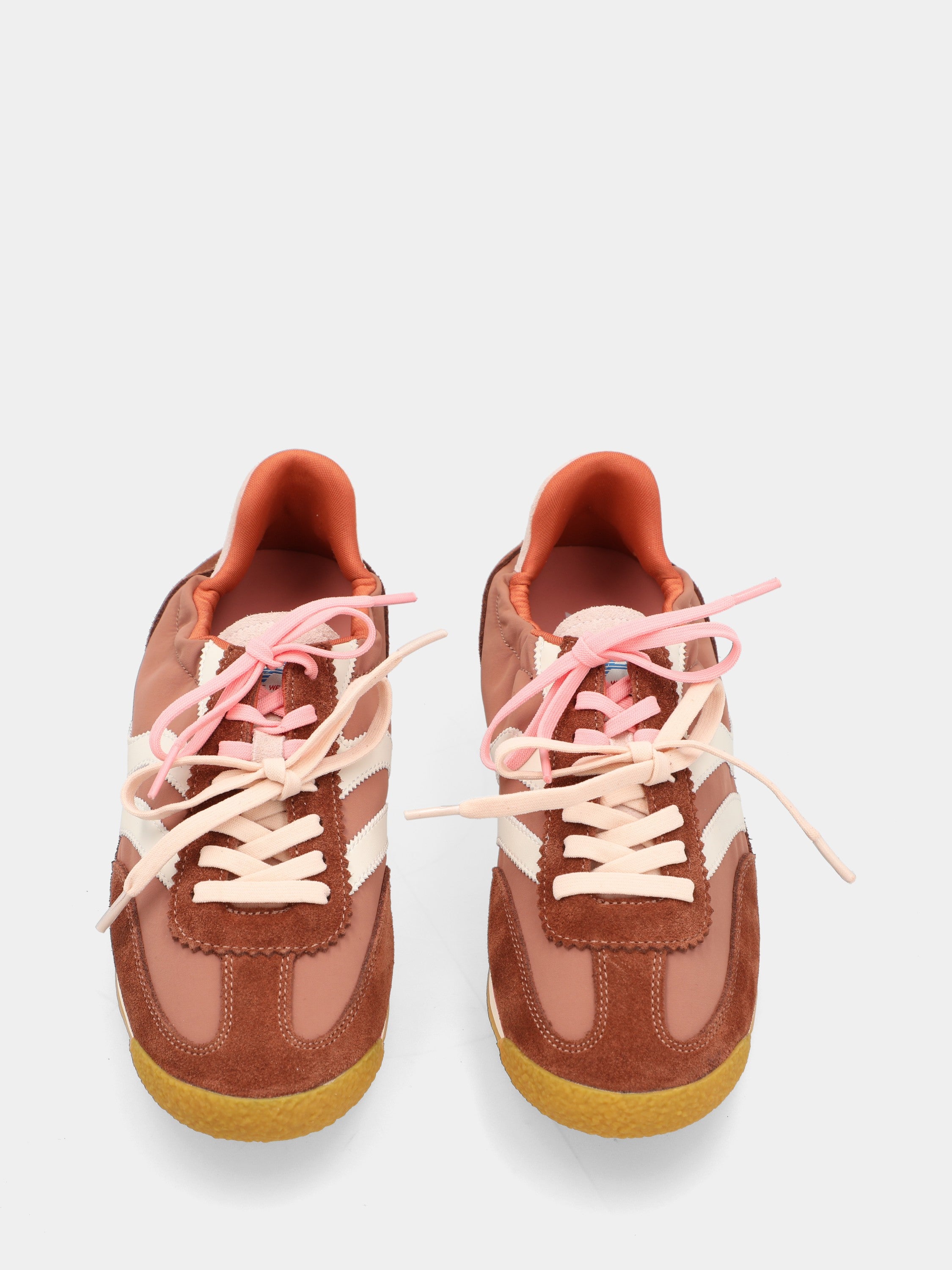 Sneaker in camoscio con riporti bianchi e marroni